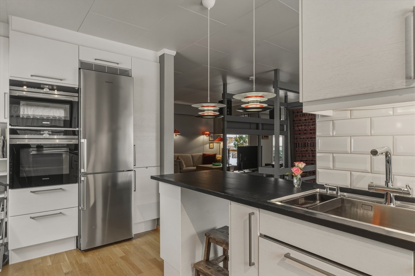 Planløsningen er åpen mot kjøkkenet og gir gode muligheter for både sittegruppe og spiseplass. Galleribilde