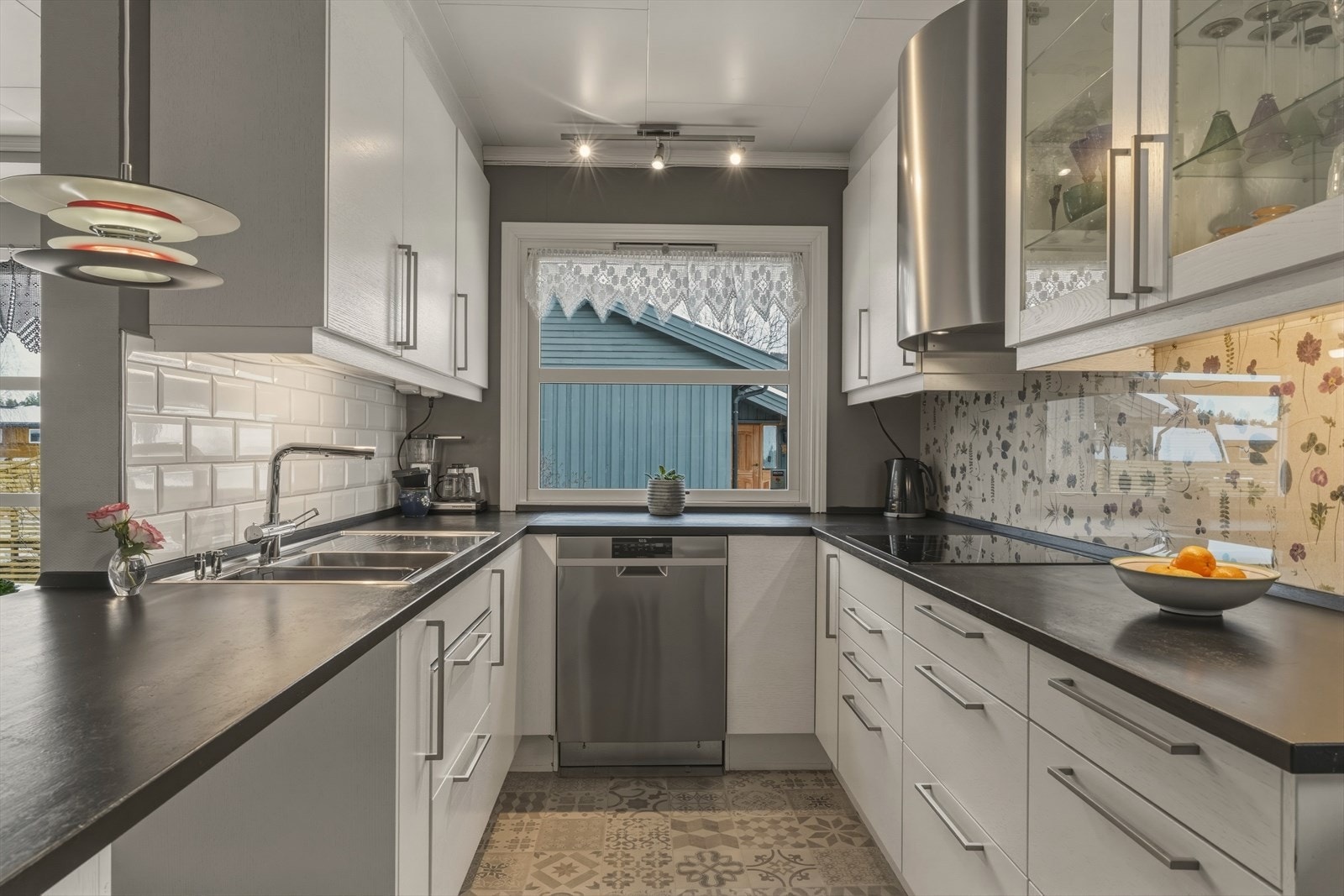 Det er kjøl/fryseskap, oppvaskmaskin, induksjonstopp, stekeovn og kombinert stekeovn og micro. Hvitevarer på kjøkken medfølger. Galleribilde