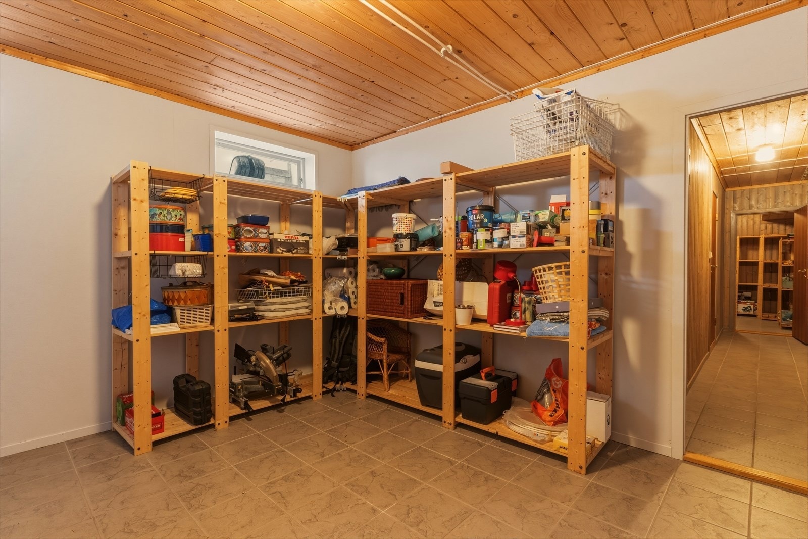 Boligen har godt med bodplass og rom for oppbevaring i kjeller med flere rom. Galleribilde