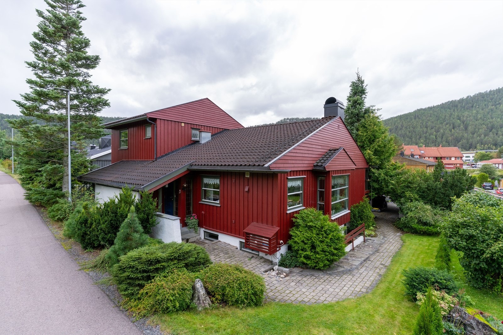 Enebolig i barnevennlige boområde med kort vei til det meste - Stor hage! Galleribilde