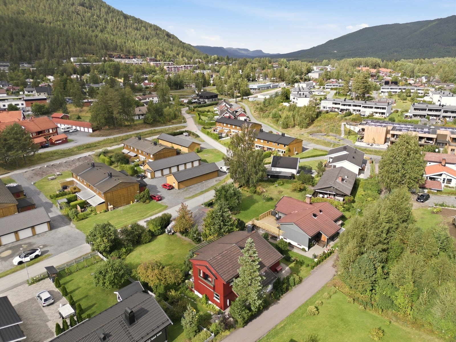 Felles garasje med en biloppstillingsplass og bod som deles med nabo. Galleribilde