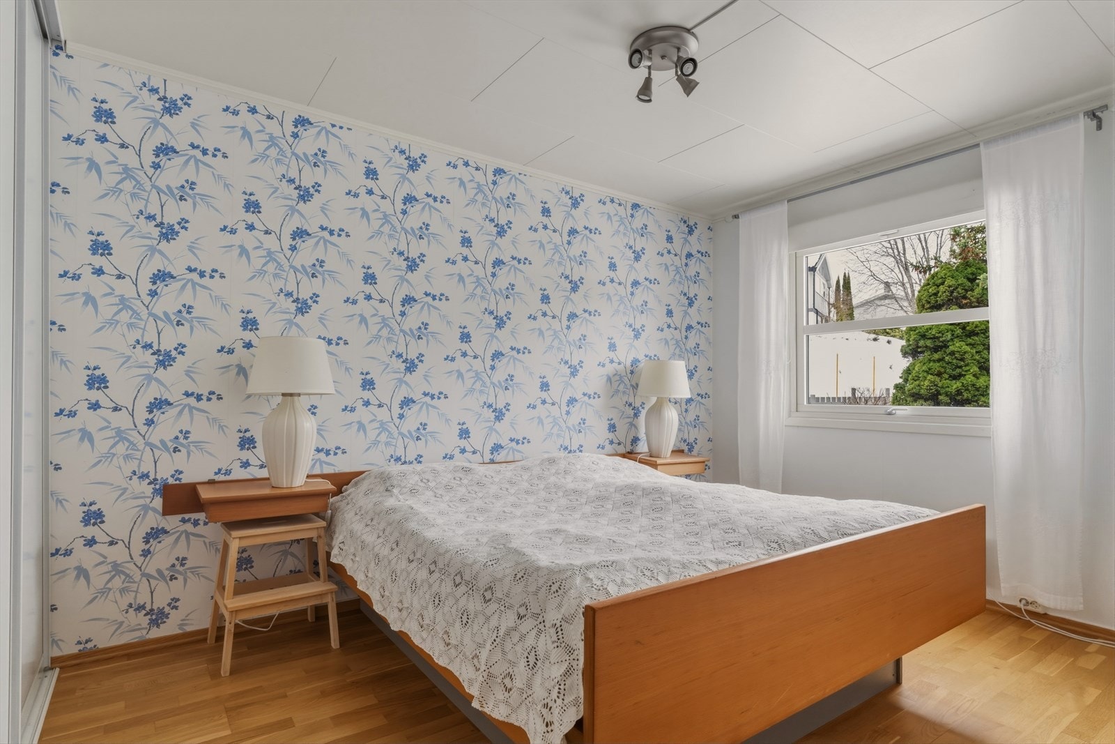 Hovedsoverommet i 1.etasje er lyst og pent innredet. Galleribilde