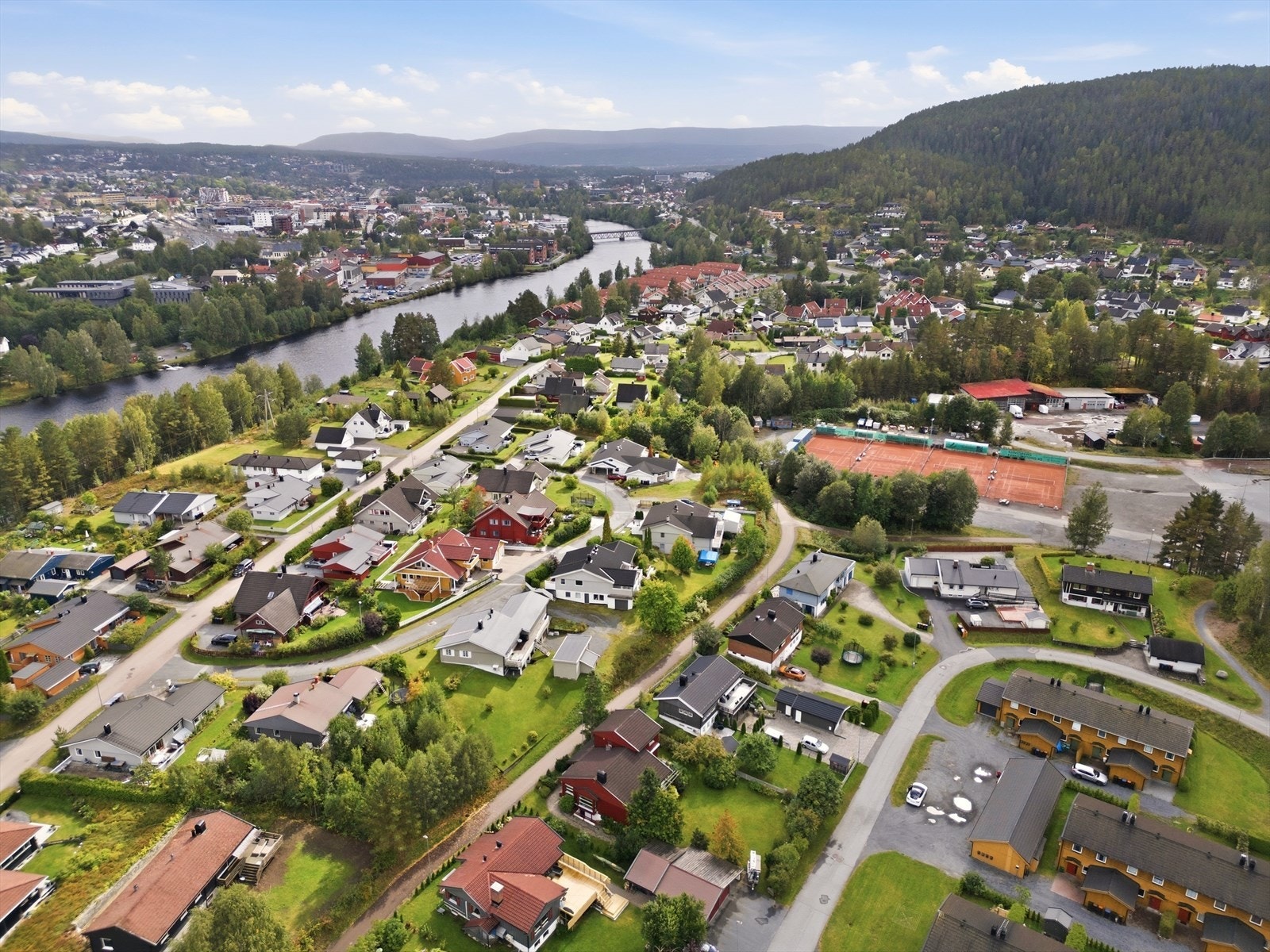 Det er også ca. 10 minutter med bil til Kongsberg sentrum med togstasjon og avganger mot Drammen og Oslo. Galleribilde