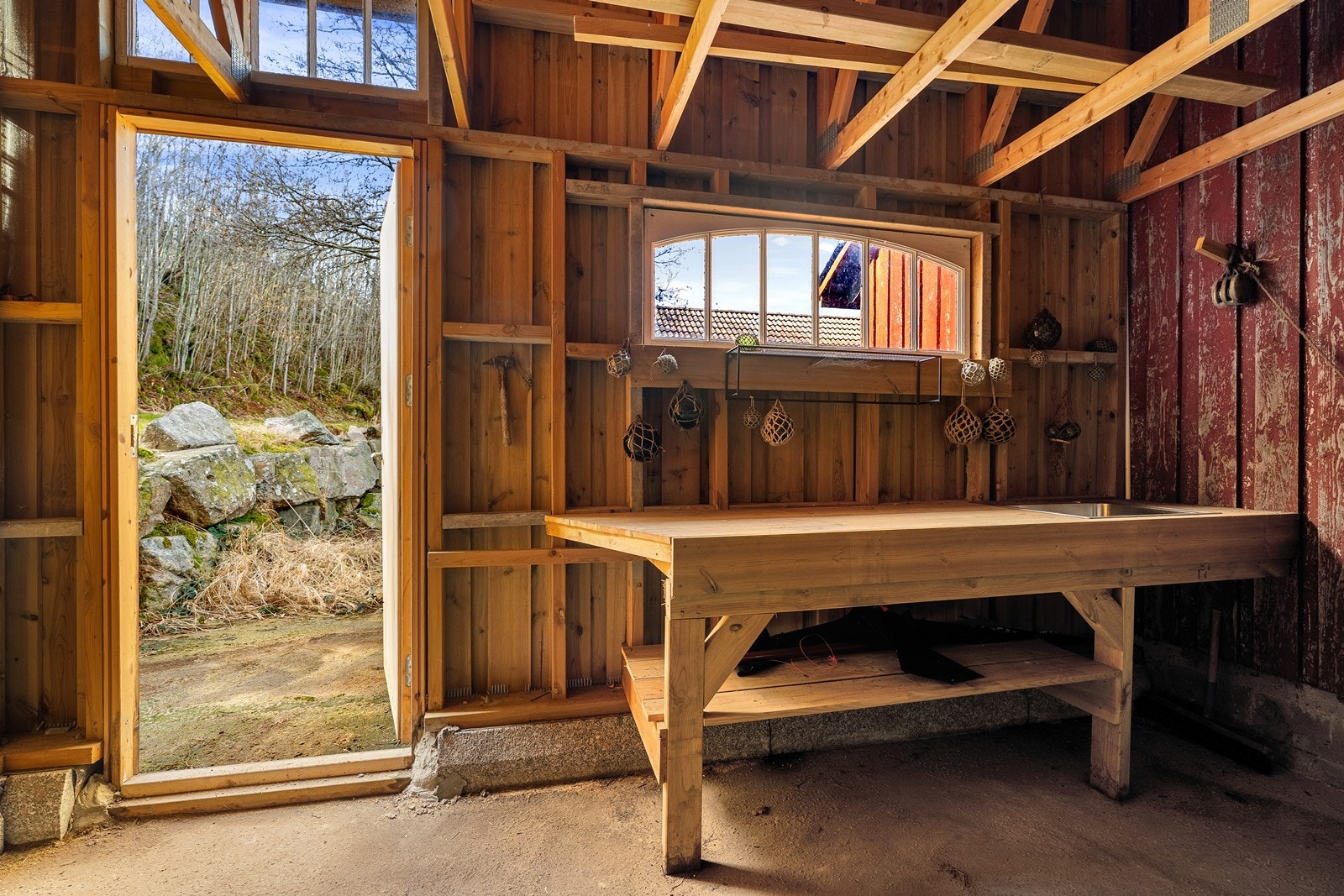 Sjøboden - gode oppbevaringsmuligheter. Sløyebenk Galleribilde