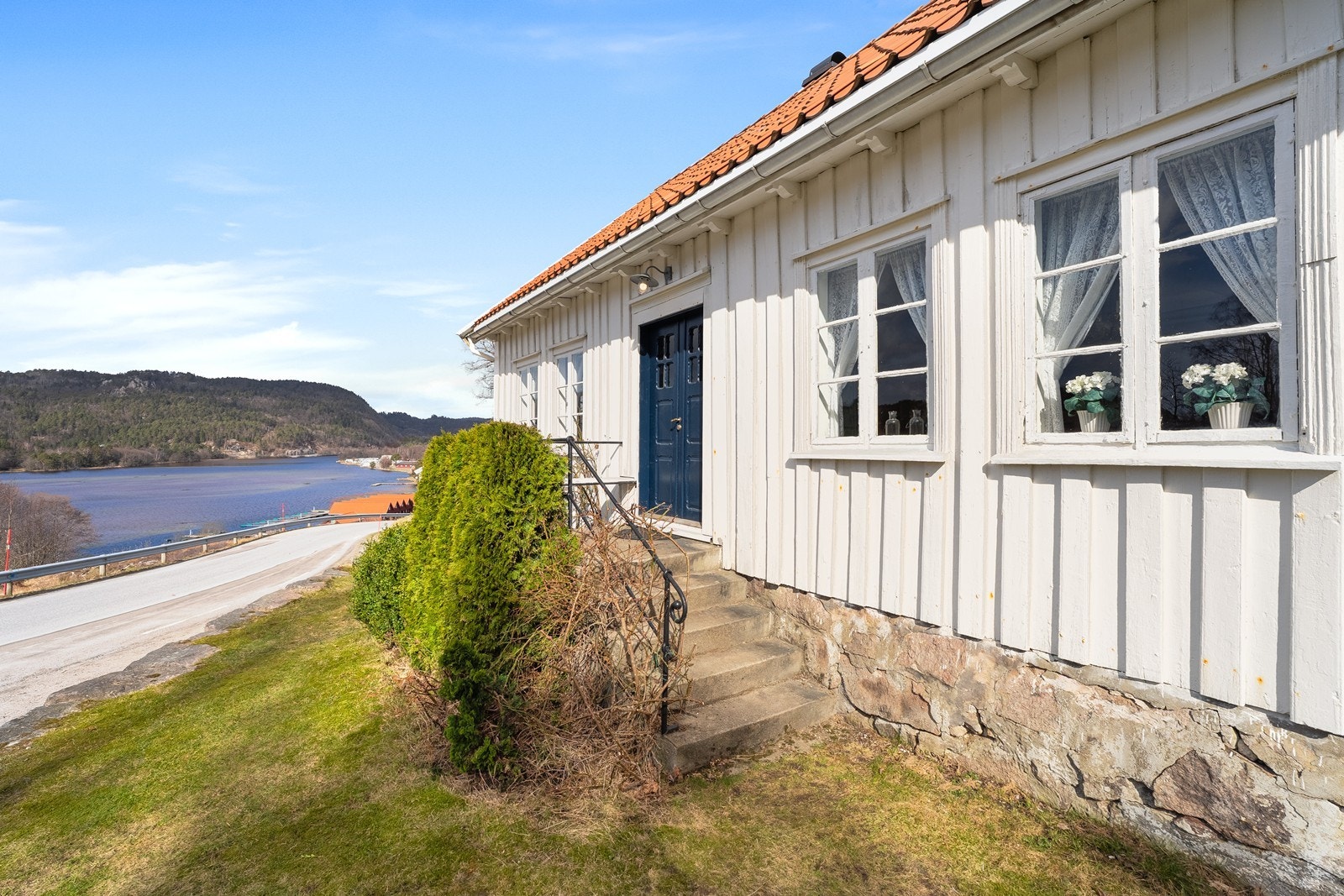 God sjøutsikt, her vist i retning elvemunningen inn til Vigeland sentrum- Selger erfarer lite trafikk på veien Galleribilde
