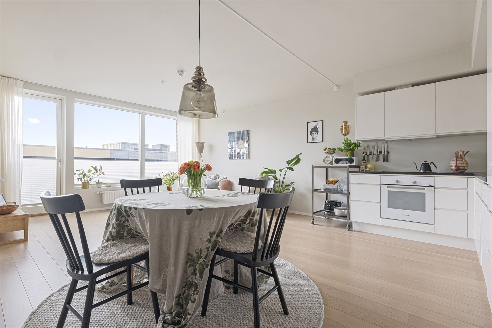 Kjøkkenet har en praktisk L-løsning som gjør det enkelt å møblere med en romslig spiseplass. Galleribilde