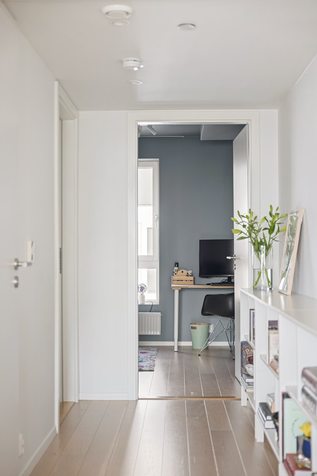 Boligen har balansert ventilasjon med styringspanel i gangen, som sikrer et sunt og behagelig inneklima. Galleribilde