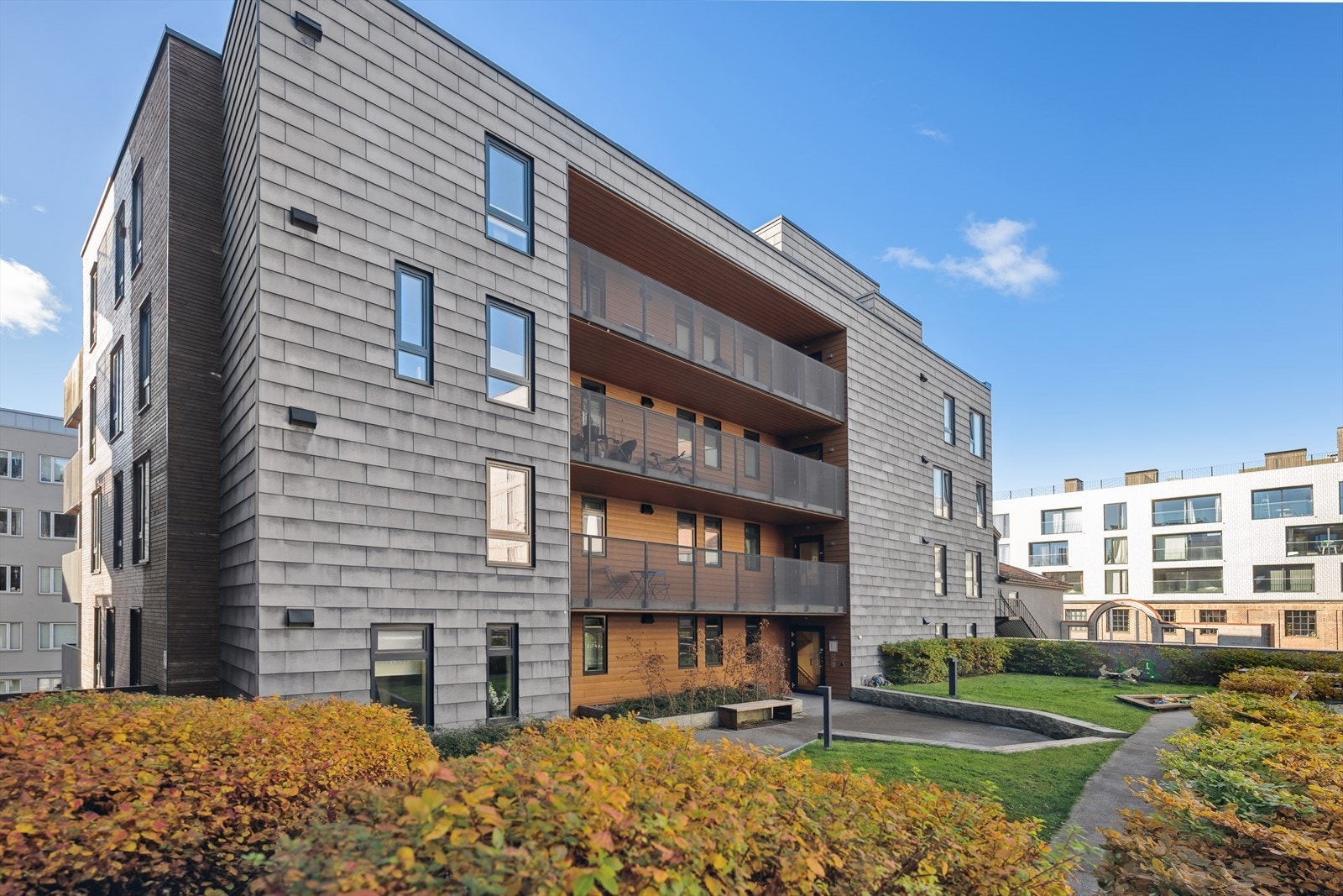 Sameiet har et pent opparbeidet gårdsrom med gressplen, beplantning og sittegrupper til glede for beboerne. Galleribilde