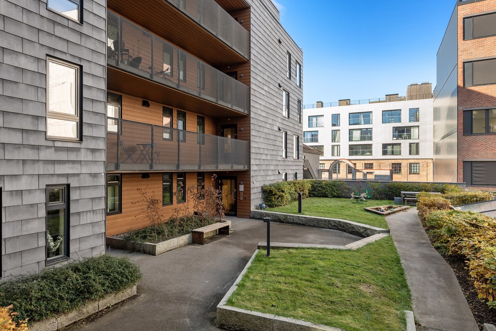 Her bor du tilbaketrukket og fredelig, med umiddelbar nærhet til alt Grünerløkka og sentrum har å by på. Galleribilde