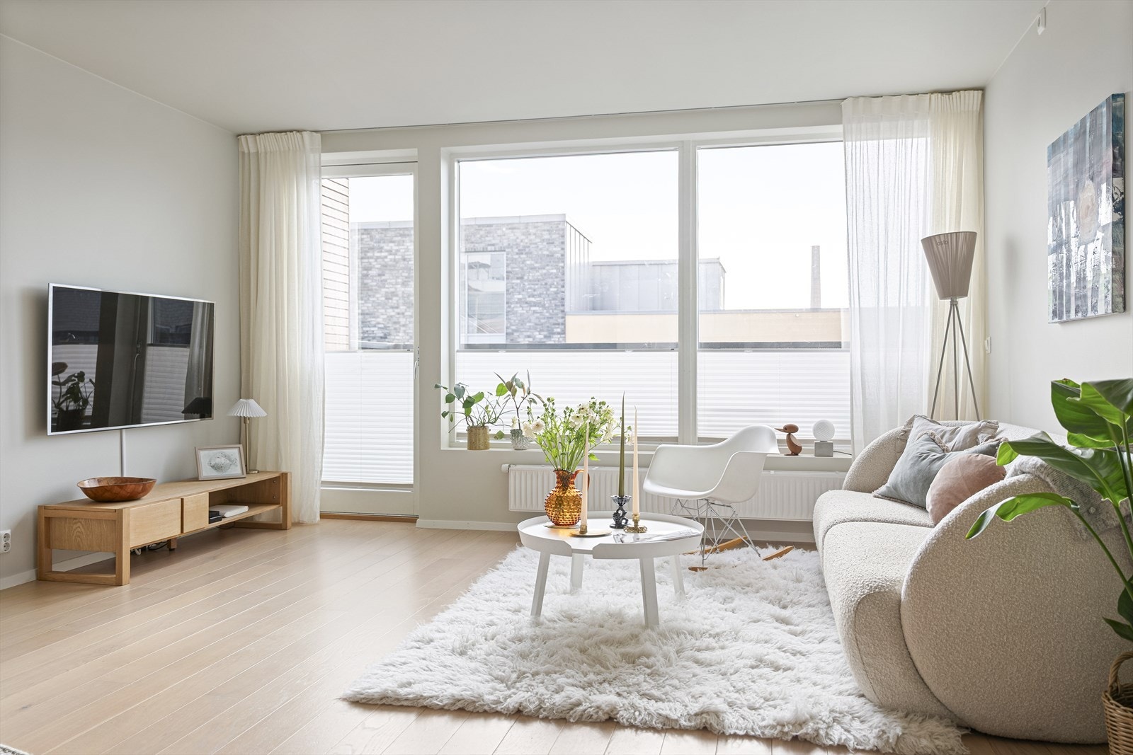 Det er delikate overflater med parkett på gulvet og nymalte overflater (2026) som gir leiligheten et gjennomført uttrykk. Galleribilde