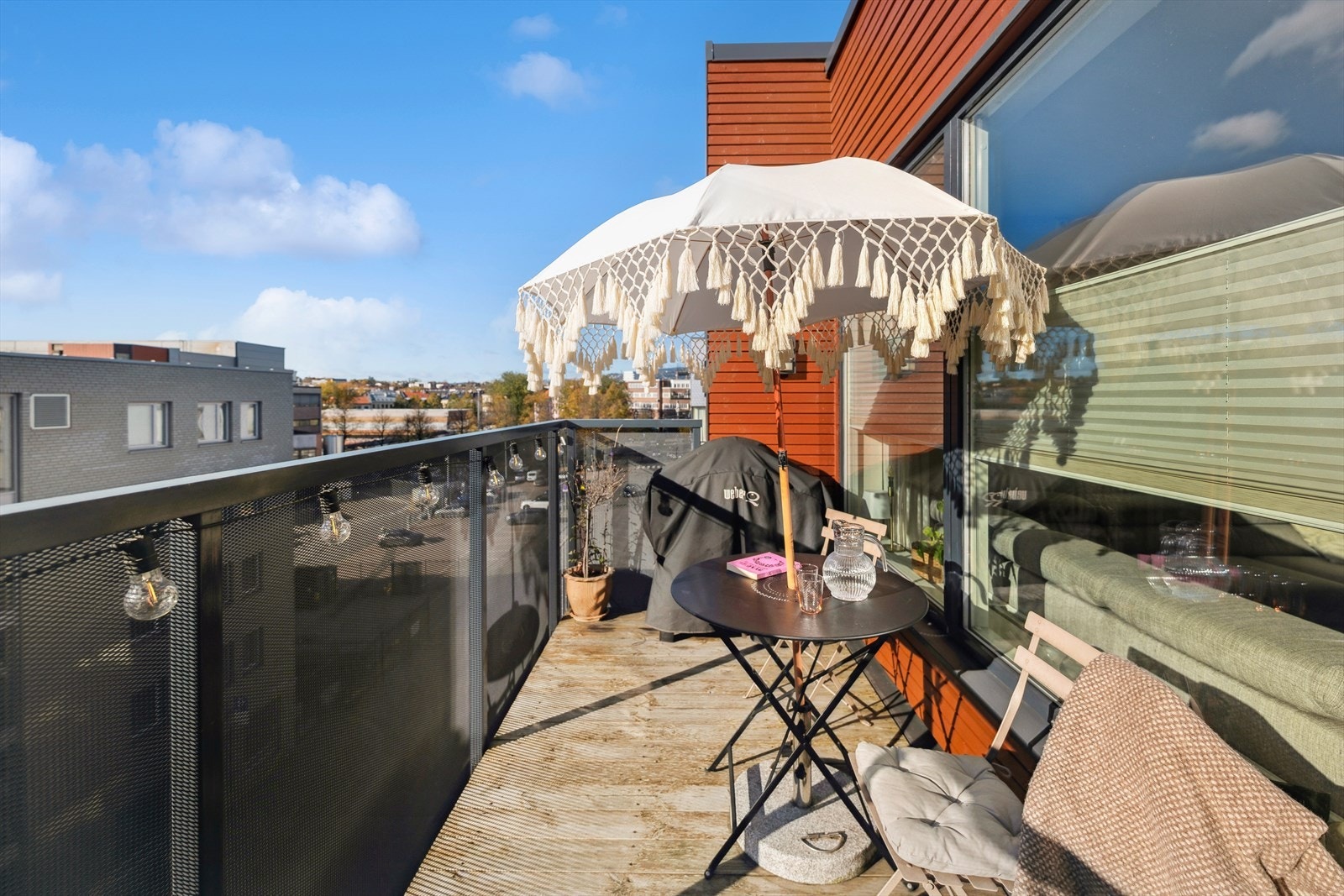 Fra stuen er det utgang til en herlig balkong på 7 m². Balkongen vender både mot syd og vest, som gir gode solforhold store deler av dagen. Galleribilde