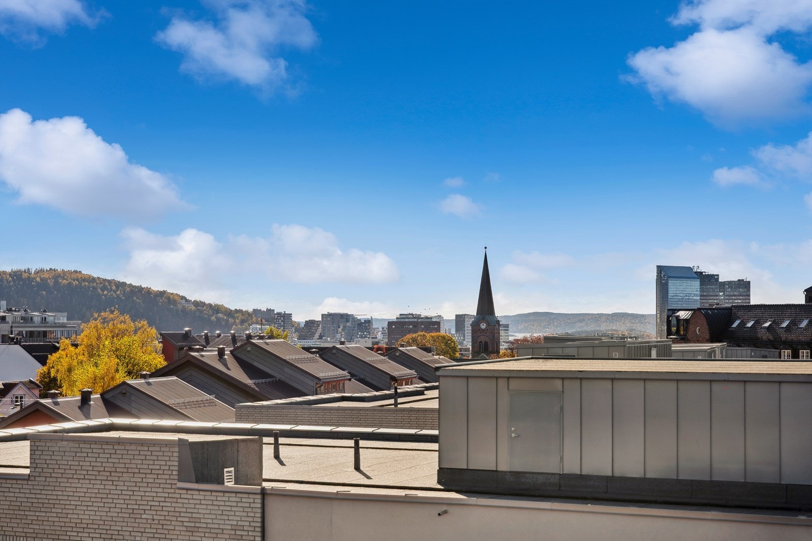 Fra takterrassen har du en nydelig utsikt mot Barcode og helt ned til fjorden. Galleribilde