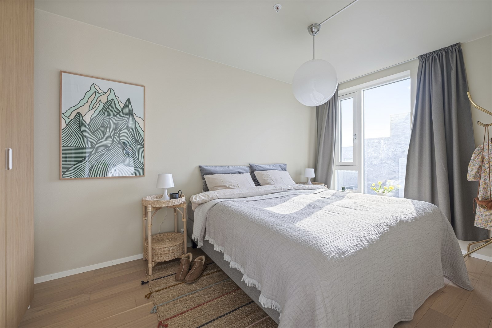 Leiligheten har en familievennlig planløsning med tre romslige soverom. Galleribilde