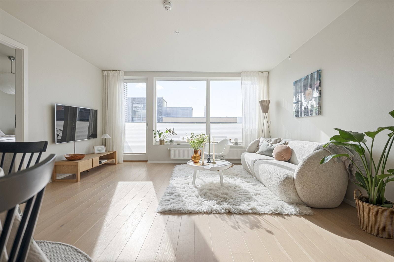 Leiligheten har en gjennomgående planløsning, god takhøyde og store vindusflater som sørger for en lys og luftig romfølelse. Galleribilde