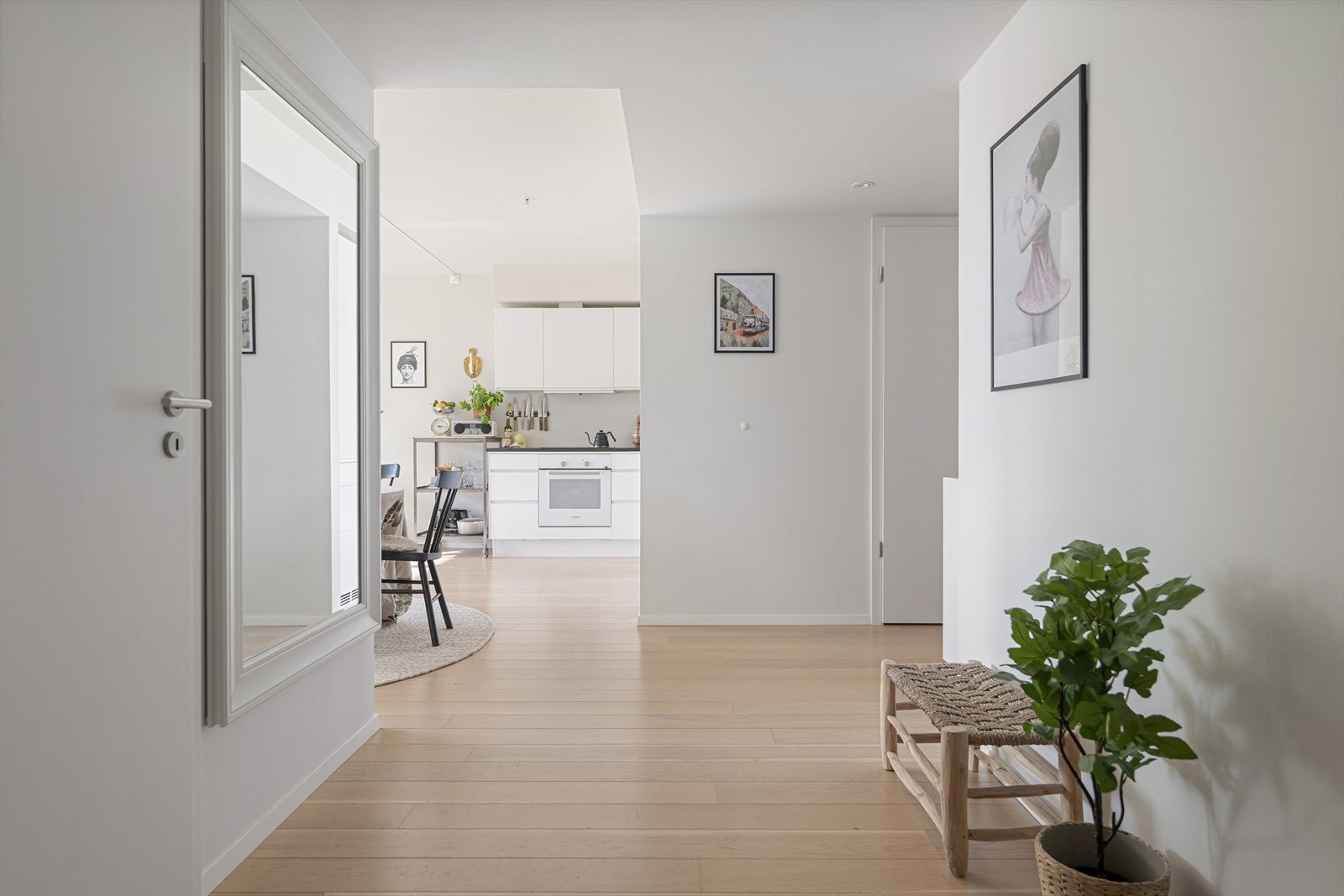 Fra entréen åpner leiligheten seg opp mot kjøkkenet og stuen. Leiligheten har fjernvarme, som sikrer god oppvarming. Galleribilde