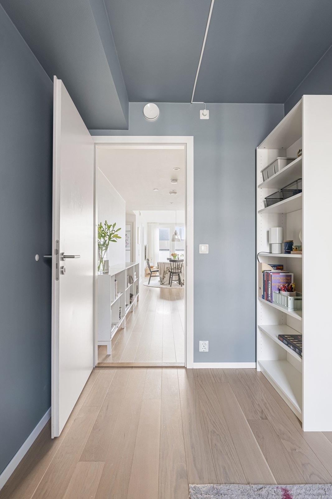 To av soverommene som vender mot bakgården er lydisolert for ekstra ro og komfort. Galleribilde