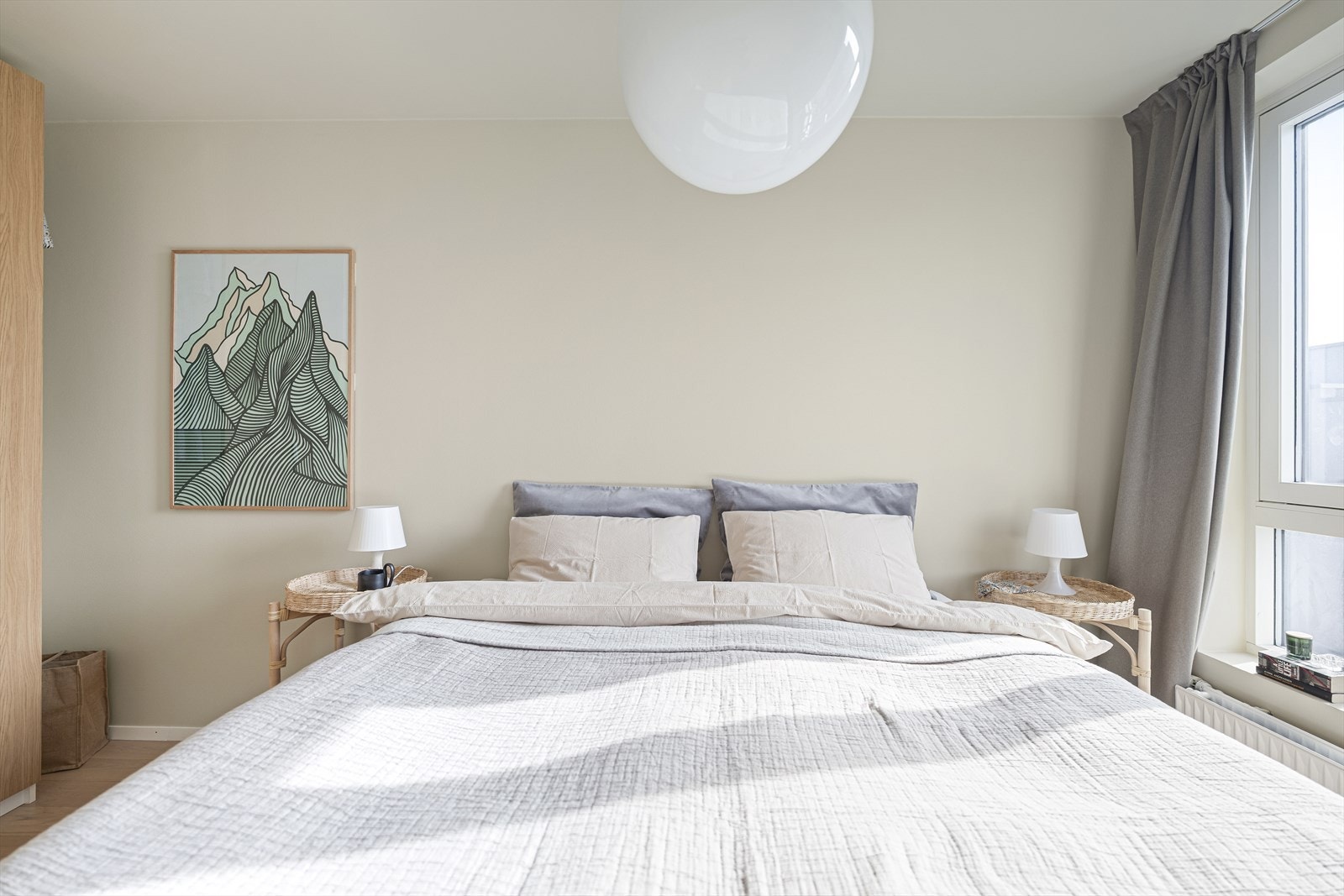 Boligen er holdt i en tidsriktig fargepalett med nymalte vegger og himling i alle rom i 2026. Galleribilde