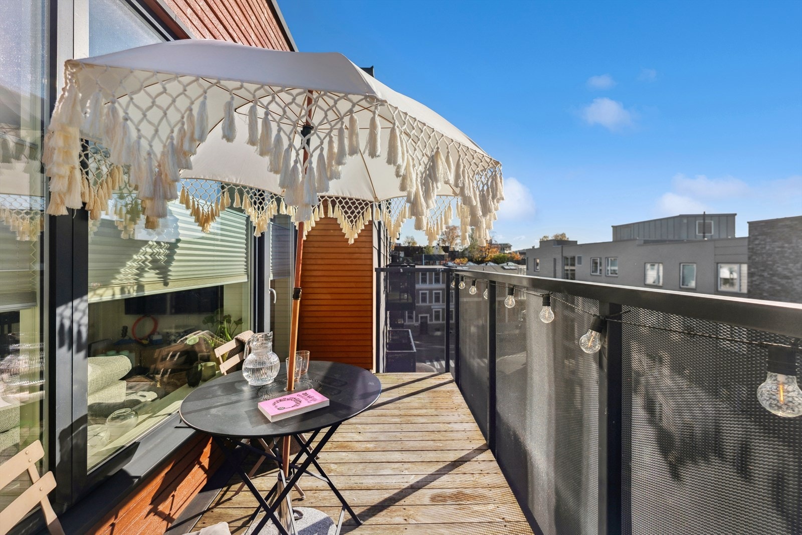 Dette er en lys og moderne 4-roms eierleilighet beliggende høyt og fritt i byggets toppetasje. Galleribilde