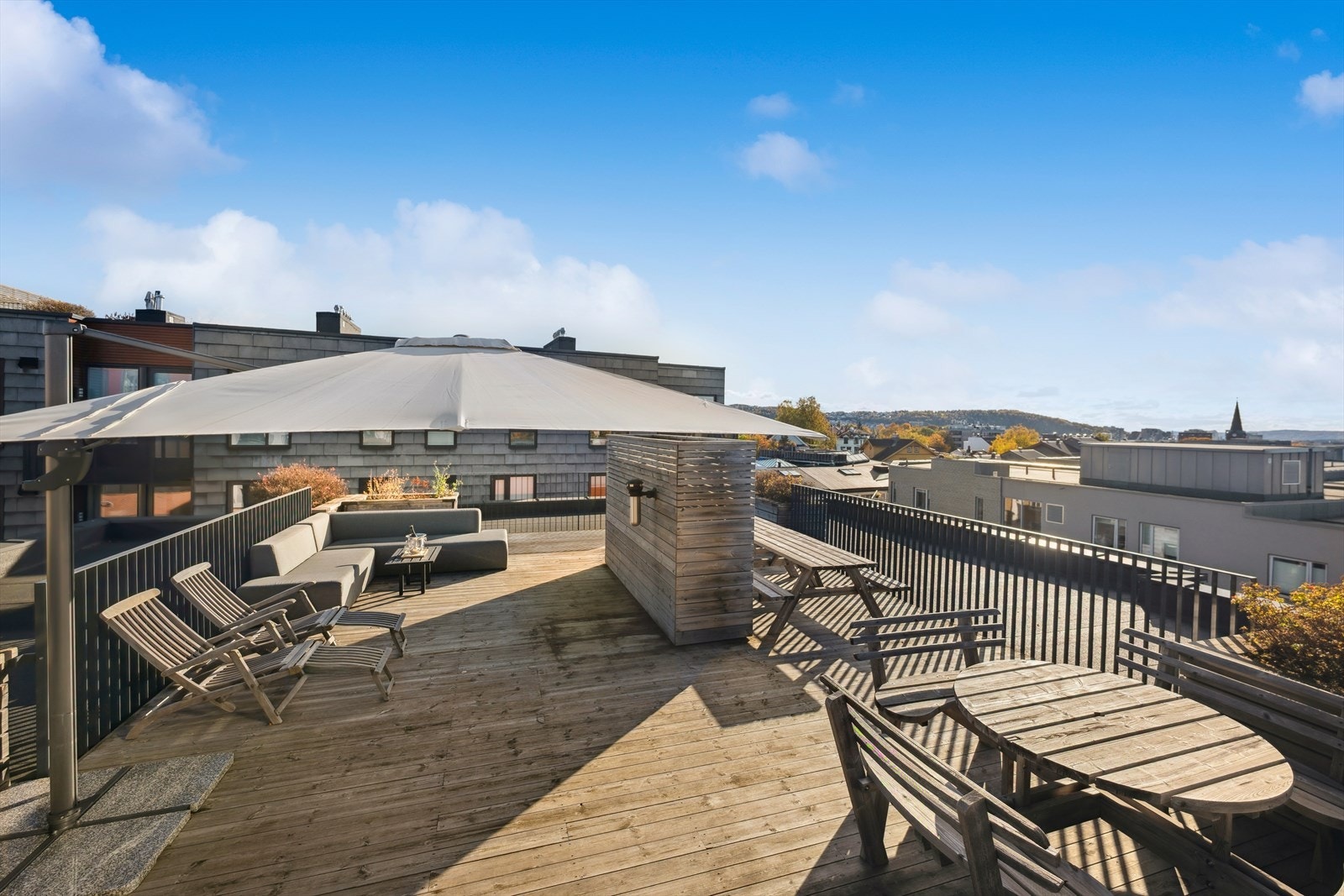 De felles takterrassene er en perfekt arena for sosiale sammenkomster og avslapning i solen. Galleribilde