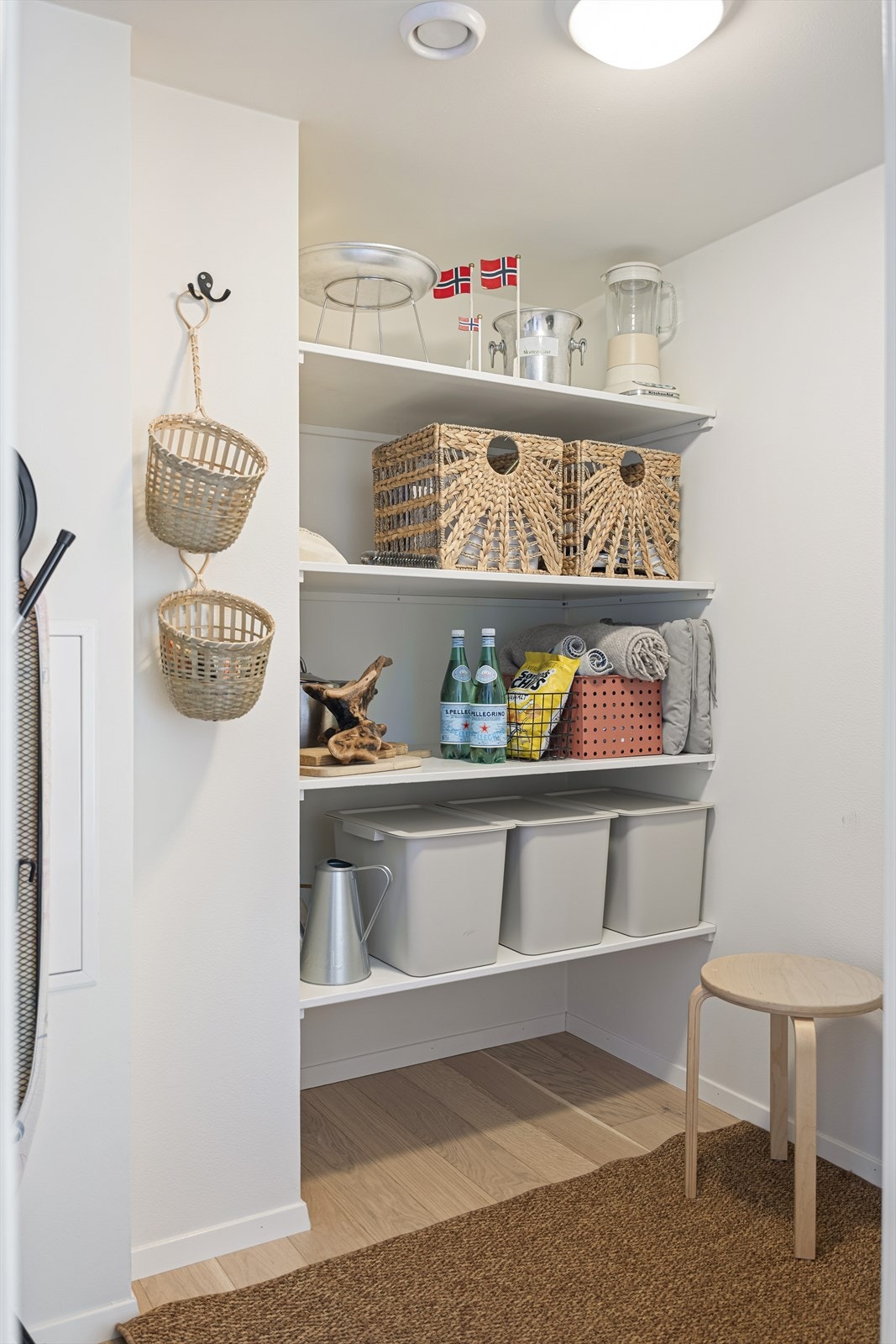 Praktisk innvendig bod med gode oppbevaringsmuligheter. I tillegg medfølger en kjellerbod på 5,6 m². Galleribilde