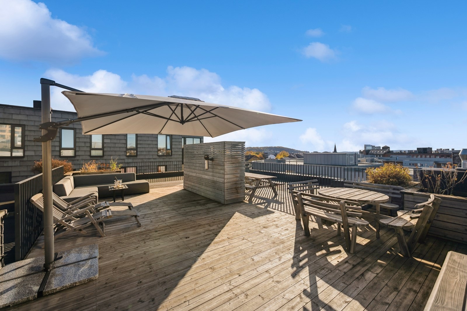 Sameiet har to flotte, felles takterrasser med gode solforhold og nydelig utsikt over nærområdet. Galleribilde