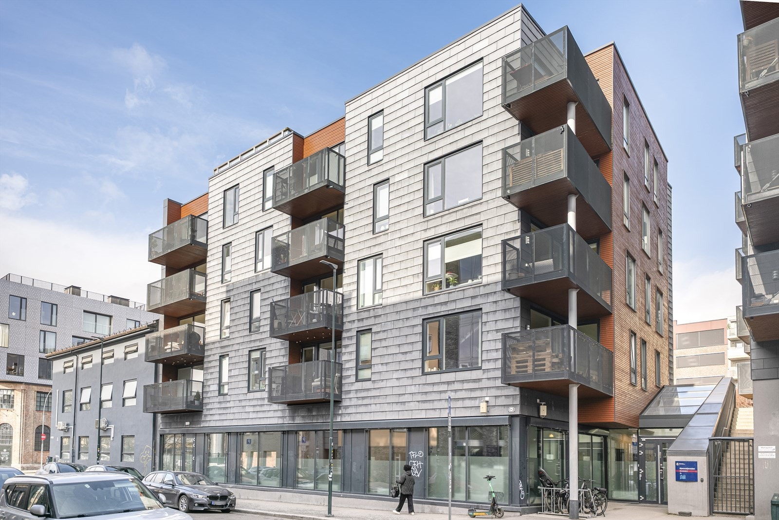 Det er mulighet for å kjøpe en garasjeplass for kr 450 000,- når en tidligere feil knyttet til overføring av den ideelle andelen er rettet hos Kartverket. Se pkt. "parkering" i salgsoppgaven for ytterligere informasjon. Galleribilde