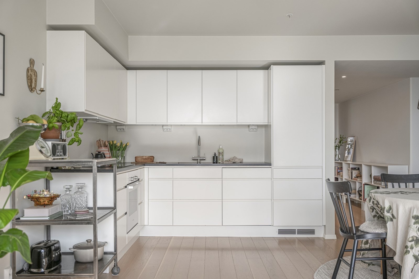 Leiligheten er beliggende i et bygg fra 2016 med moderne fasiliteter som heis, balansert ventilasjon, fjernvarme og felles takterrasser. Galleribilde