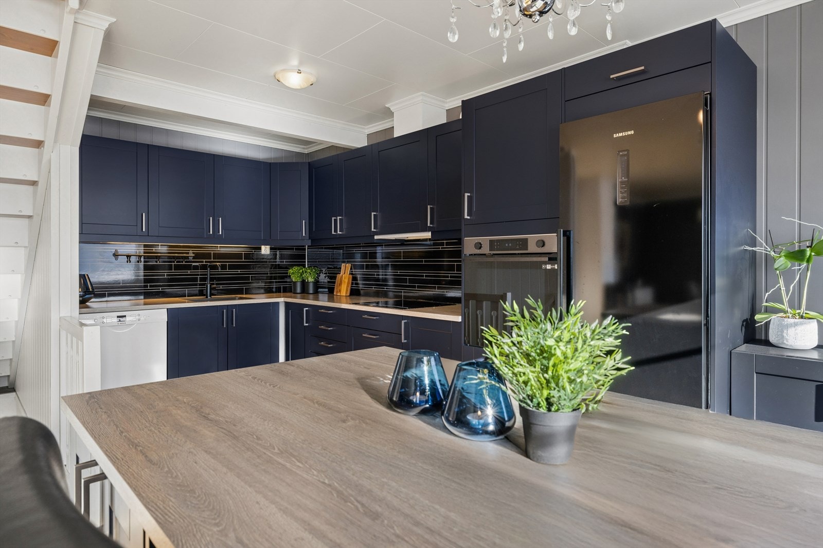 Det er montert en moderne og tidløs kjøkkeninnredning fra Sigdal med profilerte fronter i mørk utførelse, nærmest skreddersydd for rommet, inkludert kjøkkenøy. Galleribilde