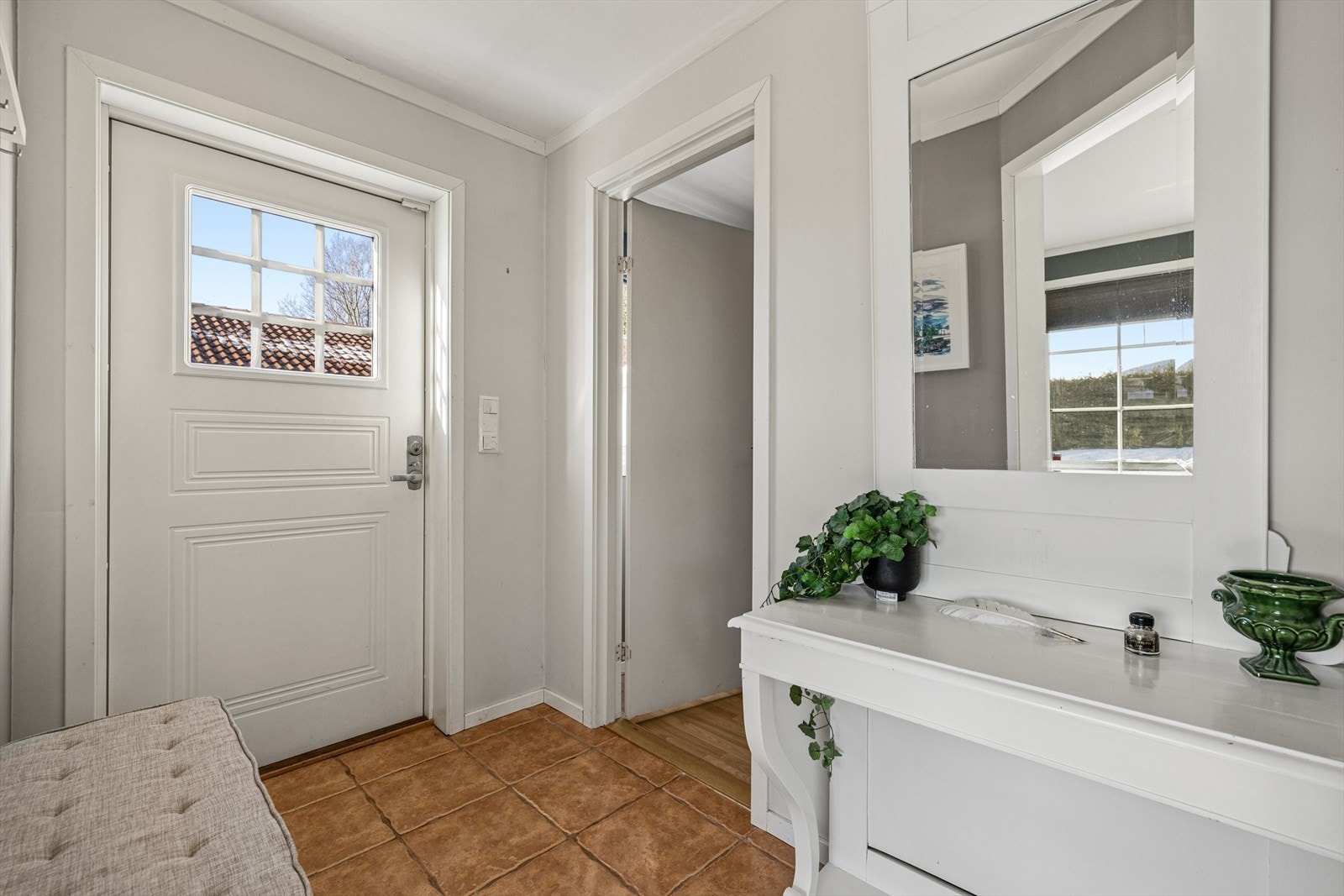 Koselig entré i underetasjen med flislagt gulv og varmekabler, med egen adkomst fra gårdsplassen. Galleribilde