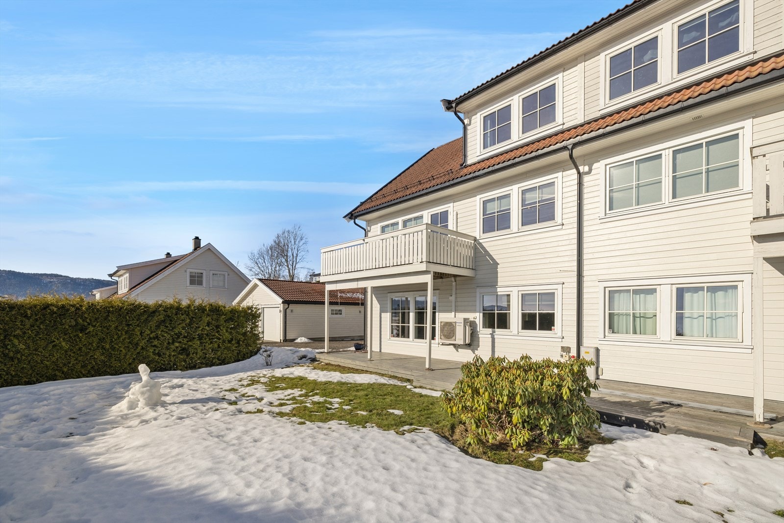 Det er etablert et koselig hageområde med plenareal som er innrammet av en frodig hekk. Galleribilde