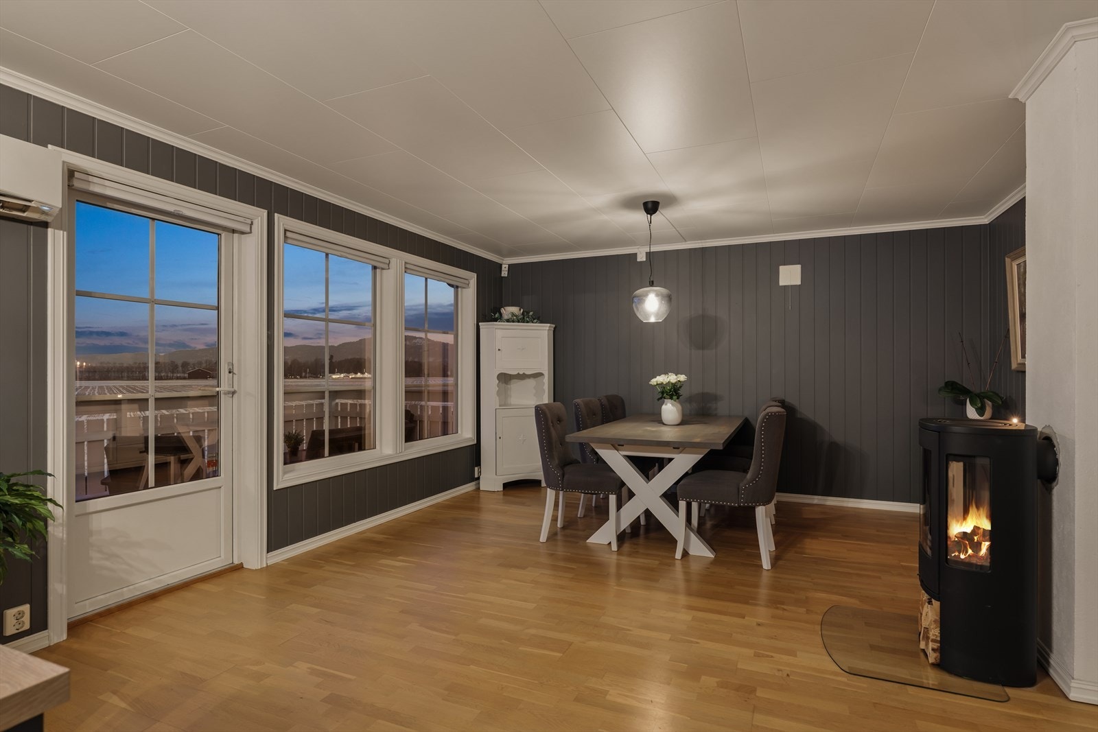 Flott og romslig stue/spisestue med åpen løsning mot kjøkkenet. Galleribilde