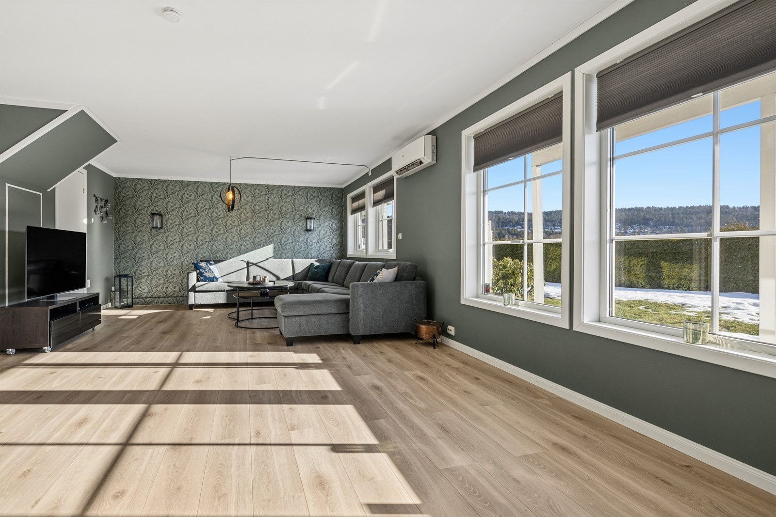 Stuen i underetasjen er romslig og luftig, med gode møbleringsmuligheter og store vinduer som gir rikelig med dagslys. Galleribilde