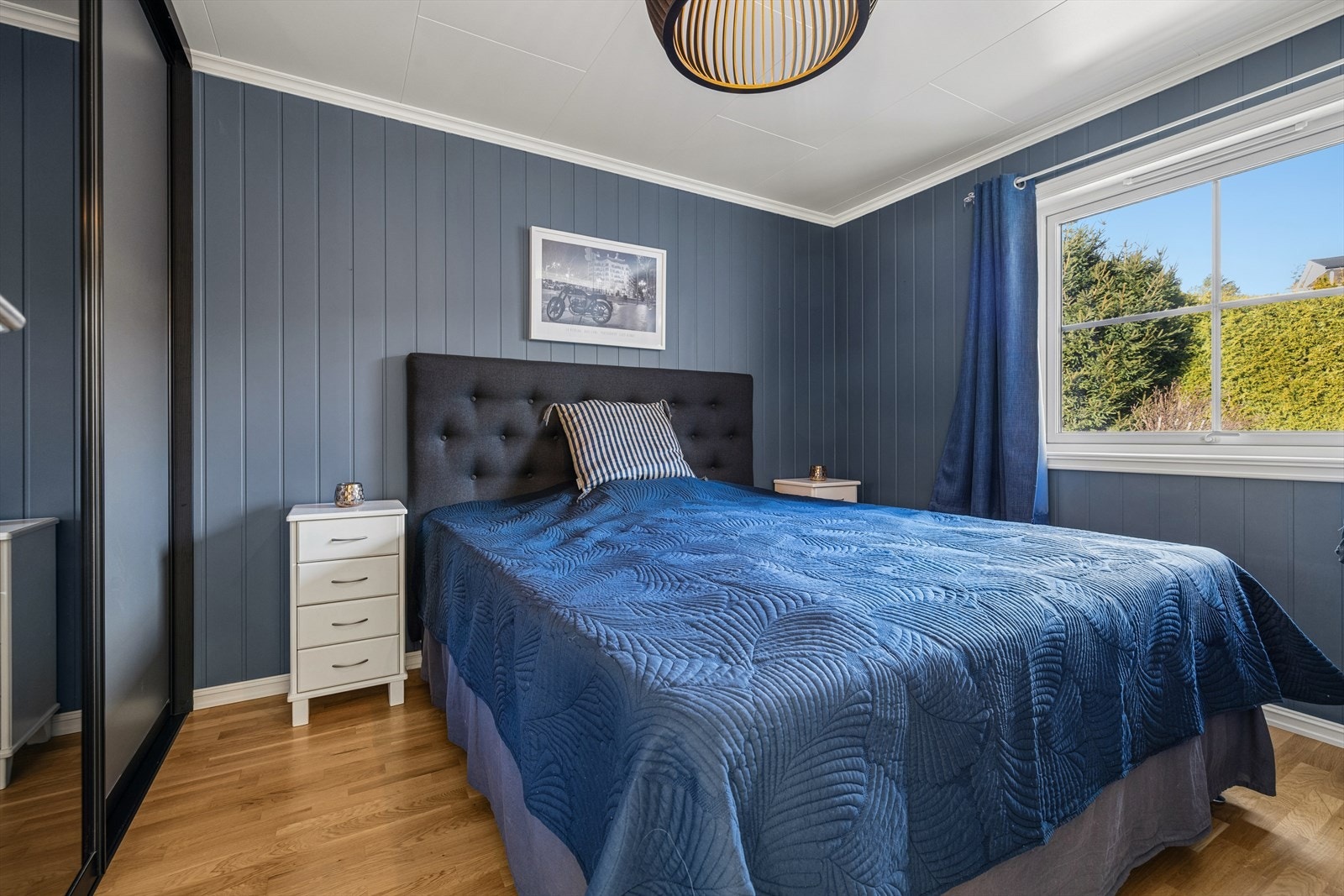 Hovedsoverommet er praktisk plassert i hovedetasjen. Galleribilde