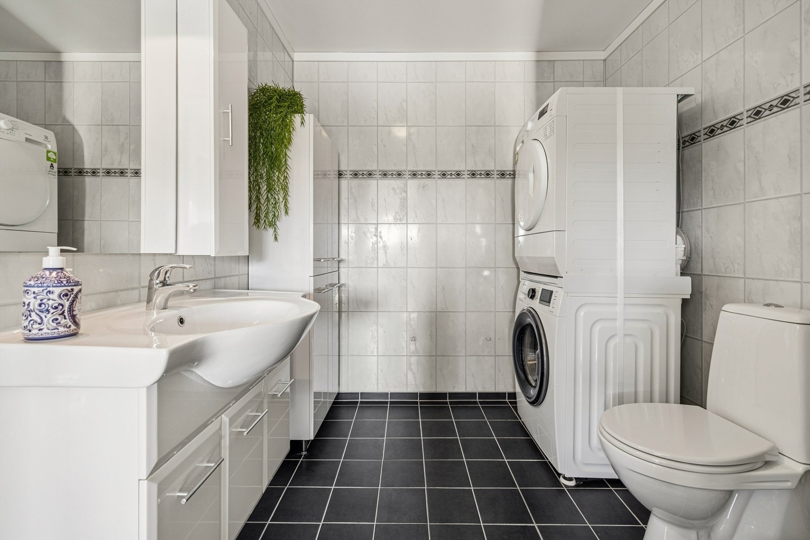 Badet i underetasjen er utført med baderomsplater på veggene og flislagt gulv med varmekabler. Galleribilde