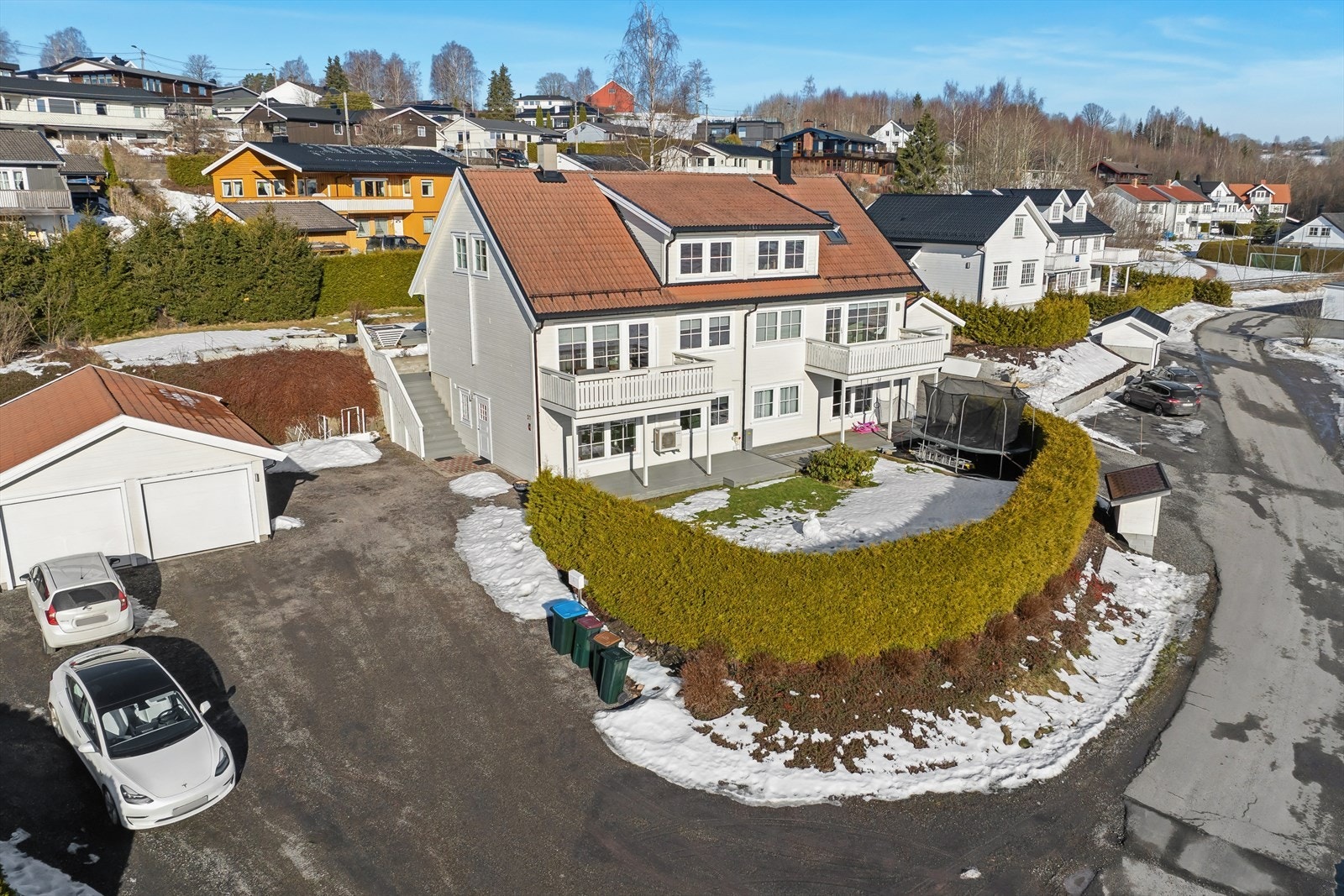 Velkommen til Eikelikollen 37! Boligen er en halvpart av en nyere vertikaldelt tomannsbolig fra 2010 og har en utsøkt beliggenhet på en solrik tomt. Galleribilde