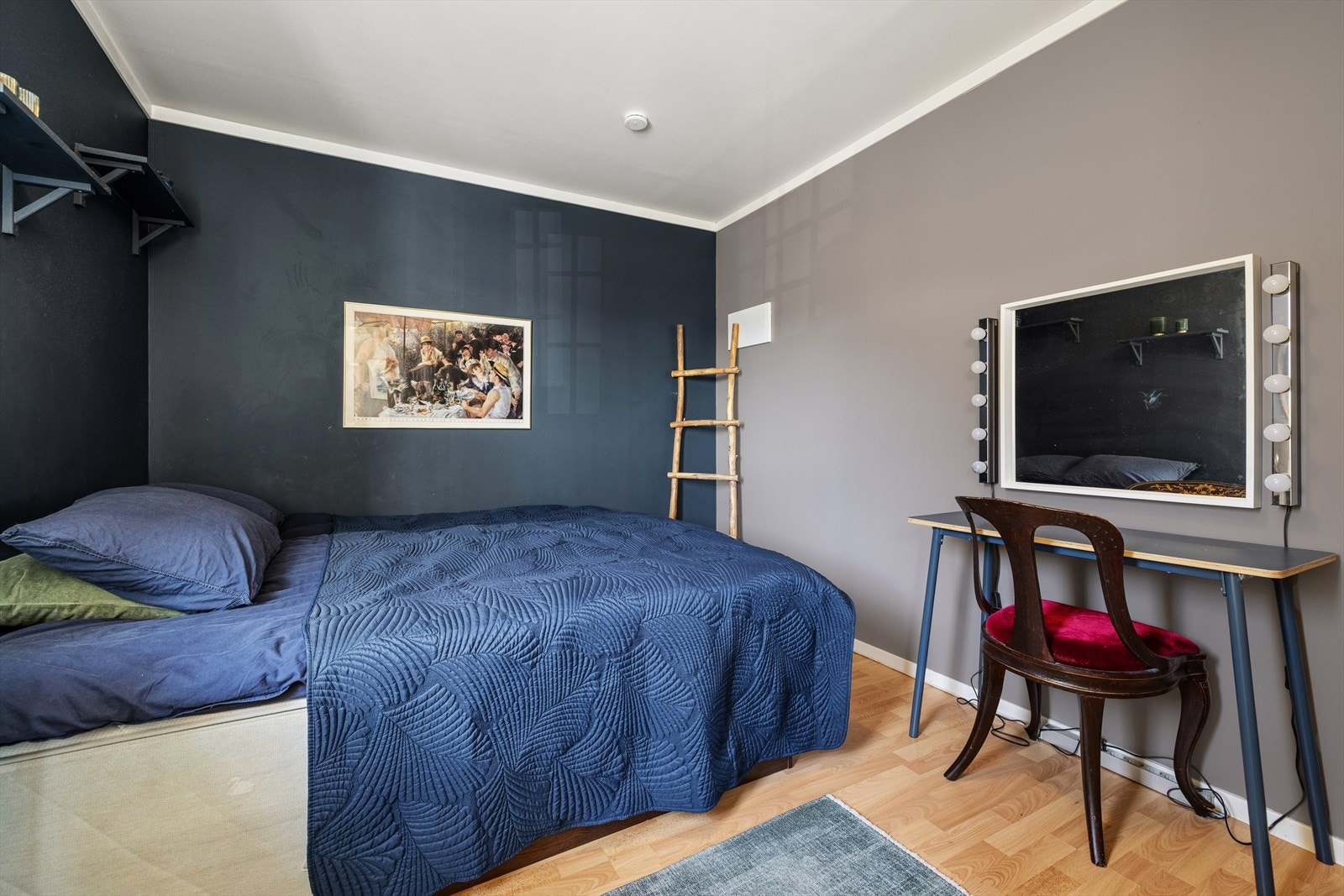 Romslig soverom i underetasjen med god plass til seng og ønskede garderobeløsninger. Galleribilde