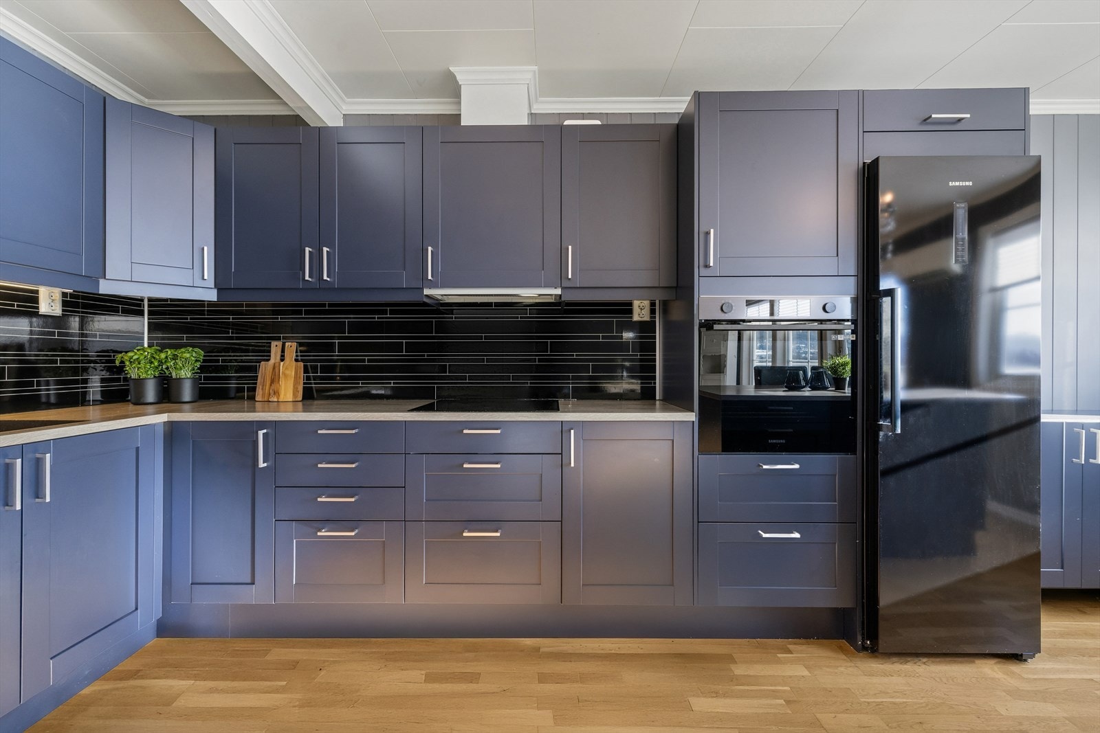 Gjennomtenkte løsninger gir gode oppbevaringsmuligheter, og det er pen belysning under overskap som sikrer gode arbeidsforhold. Galleribilde