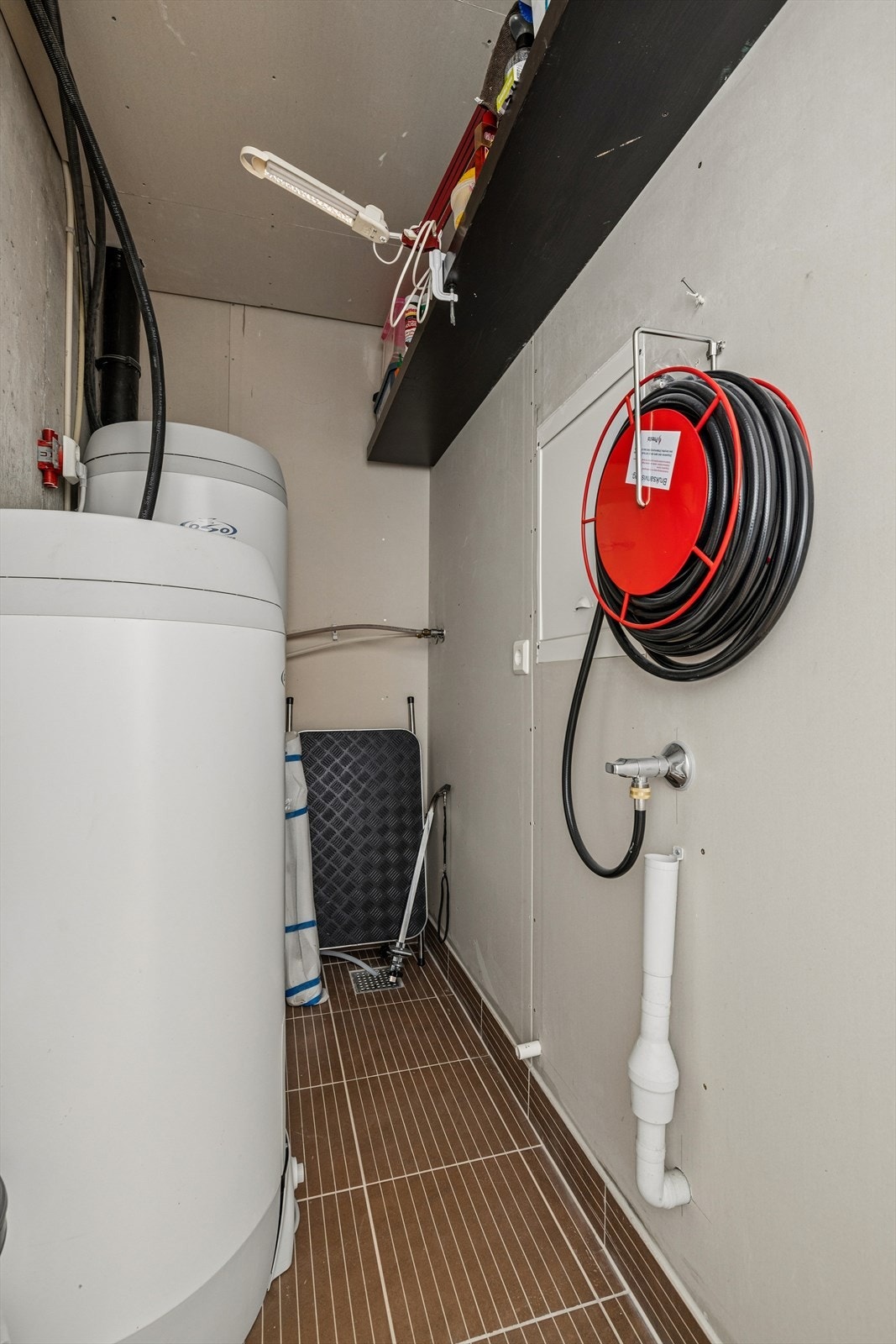 Praktisk kombinert bod og teknisk rom med opplegg for vaskemaskin. Boligen er utstyrt med to varmtvannstanker. Galleribilde