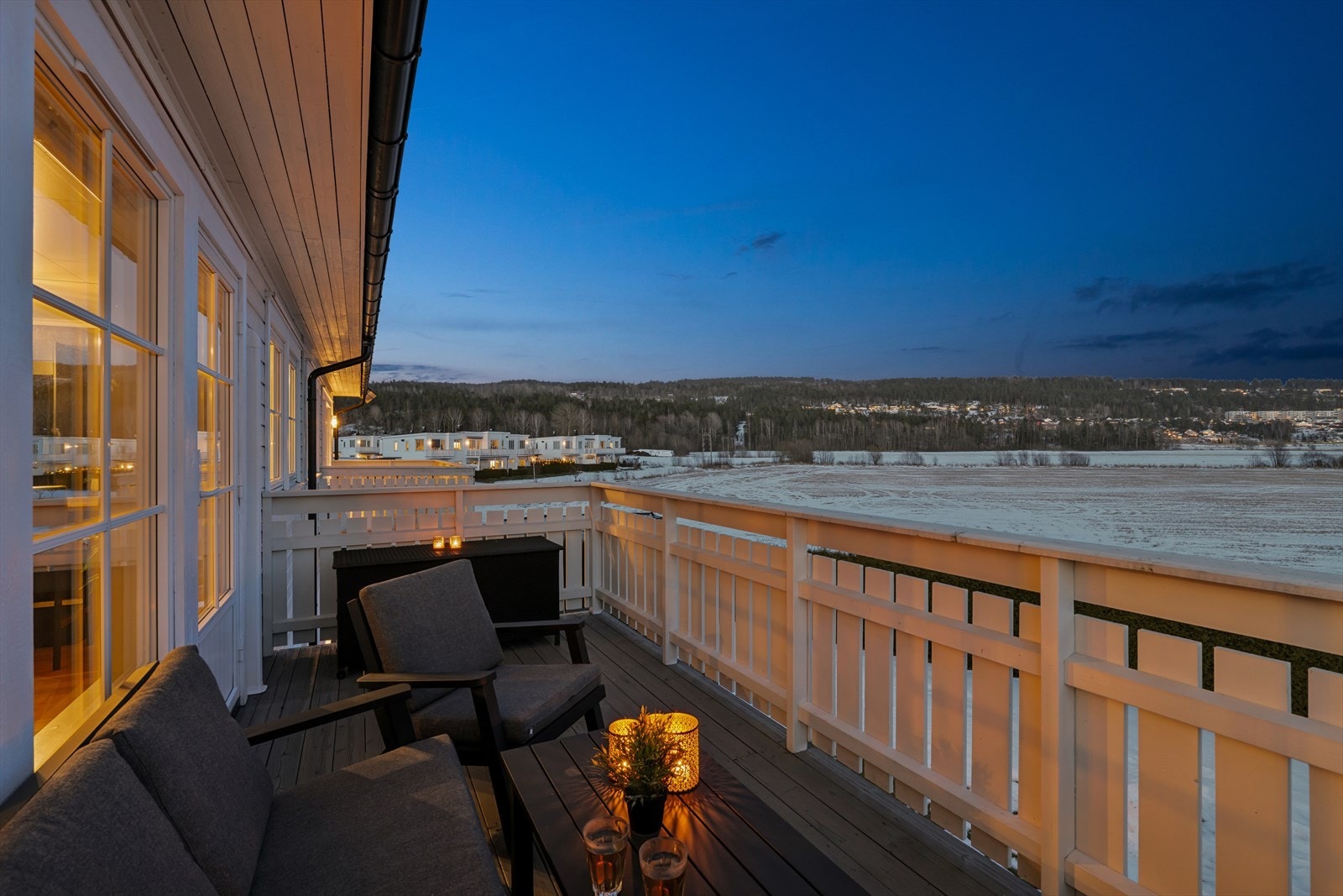 Balkongen har landlig utsikt og fin morgensol. Galleribilde