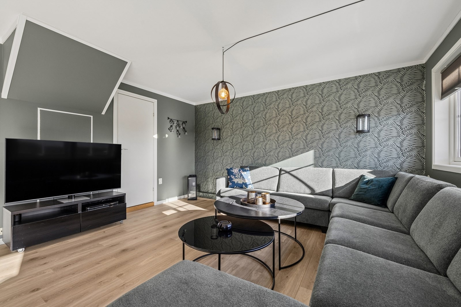 Det var tidligere montert kjøkkeninnredning her for en åpen stue- og kjøkkenløsning da etasjen fungerte som hybel. Galleribilde