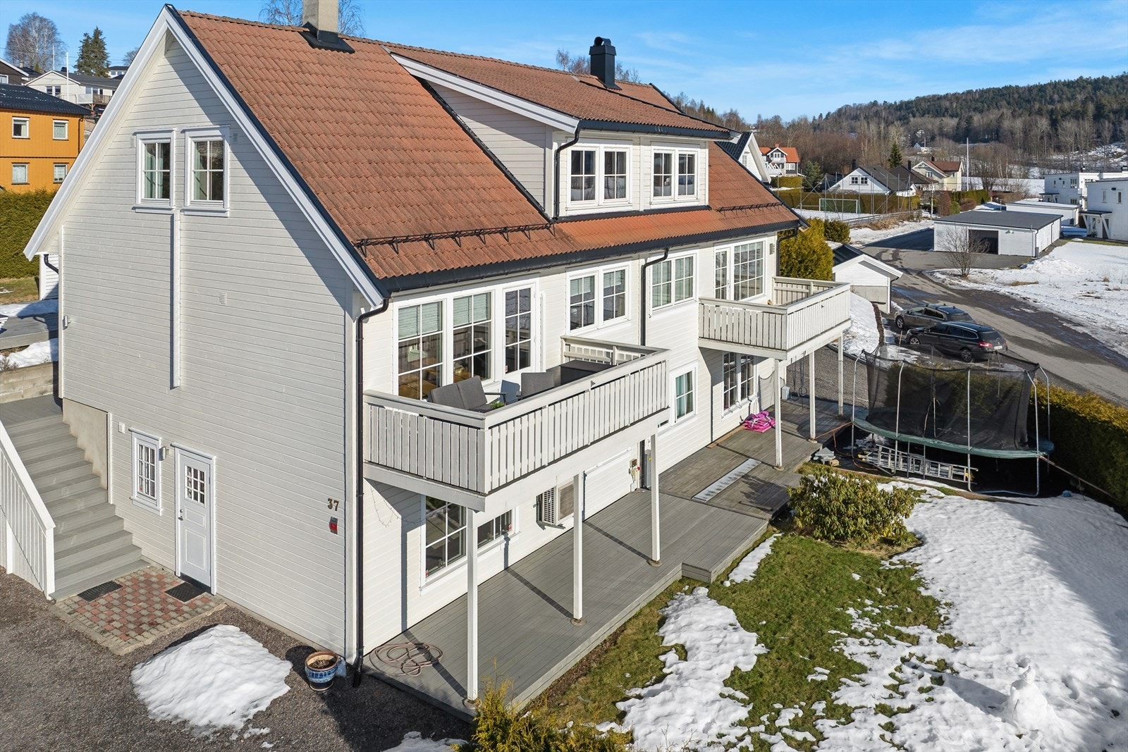 Boligen har et overbygget inngangsparti mot nord, samt en ekstra inngangsdør fra gårdsplassen som fører inn til boligens underetasje. Det har tidligere vært innredet en egen hybeldel i underetasjen. Galleribilde