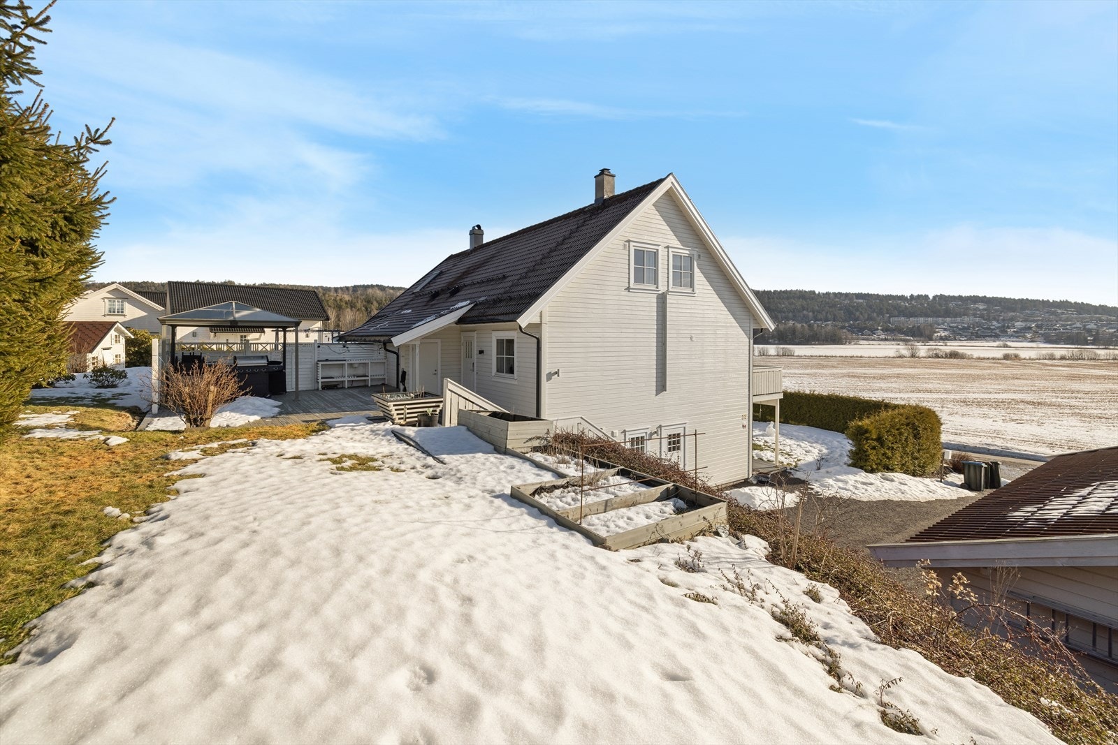 Mot nord er det anlagt et koselig og større terrasseområde med tilhørende plenareal og pergola. Galleribilde