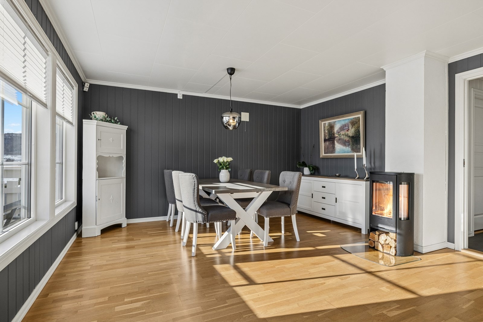 Rommet har god plass til stort langbord, og her kan man invitere gjester til hyggelige sammenkomster. Galleribilde