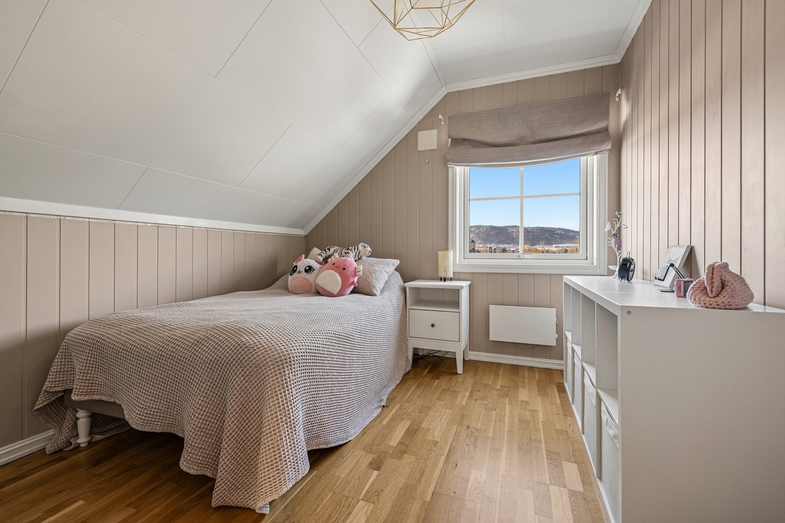 Her finnes to fine soverom med god plass til seng, nattbord og garderobeløsninger. Galleribilde