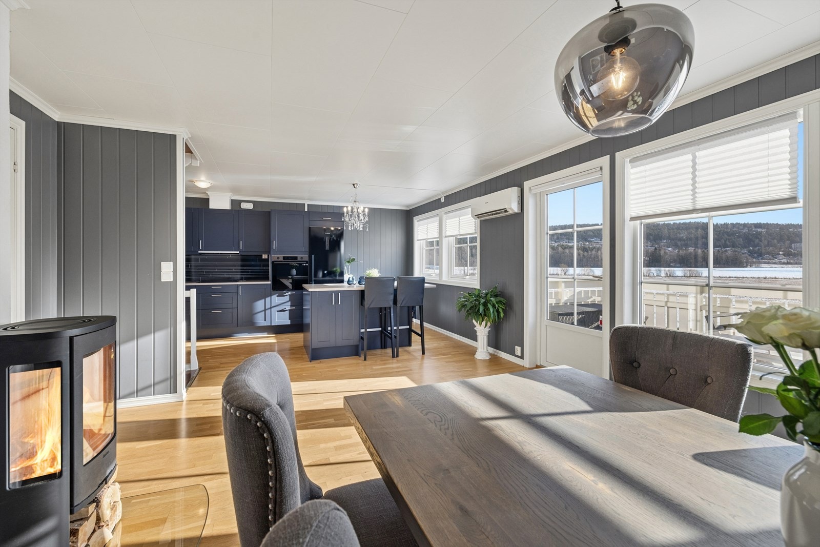 Nåværende eier har benyttet rommet kun som spisestue, men på bakgrunn av størrelsen kan rommet enkelt innredes med både spisebord, sofa og TV-møblement etter behov. Galleribilde