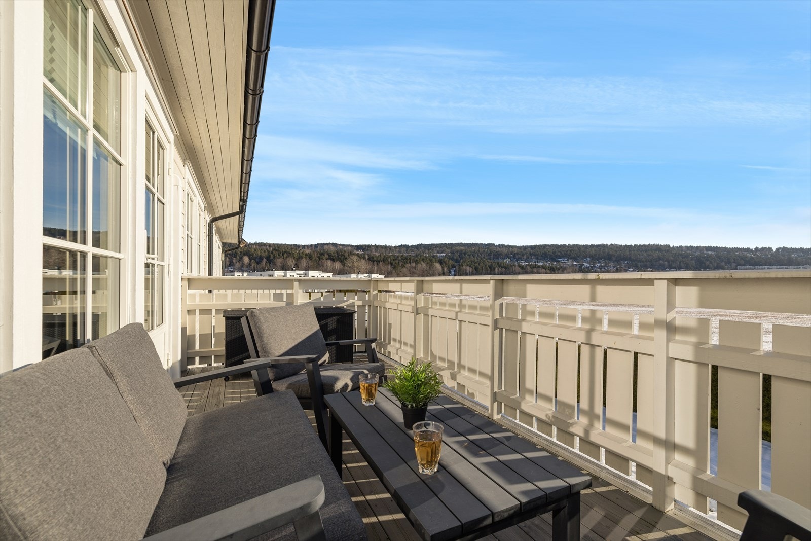 Balkongen har et fint areal med fleksible møbleringsmuligheter. Galleribilde