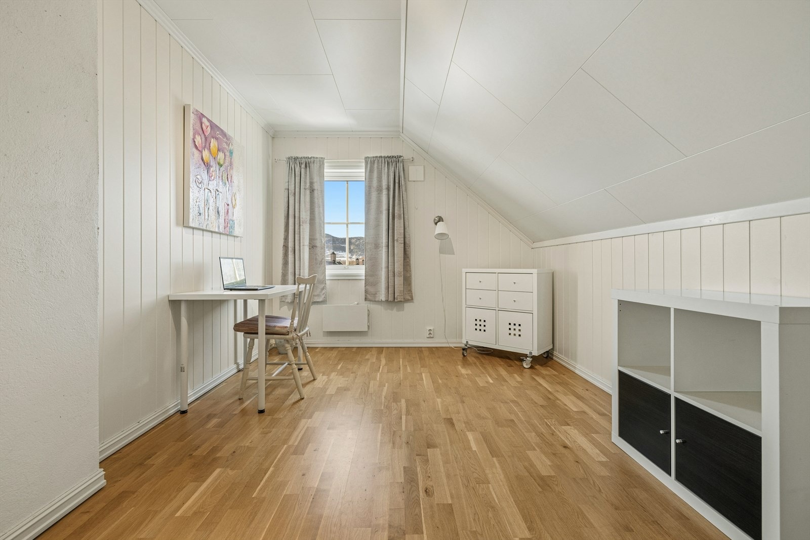 Rommenes størrelse gir et allsidig brukspotensial, og de kan fint innredes som barnerom, gjesterom, walk-in-closet eller hjemmekontor. Galleribilde