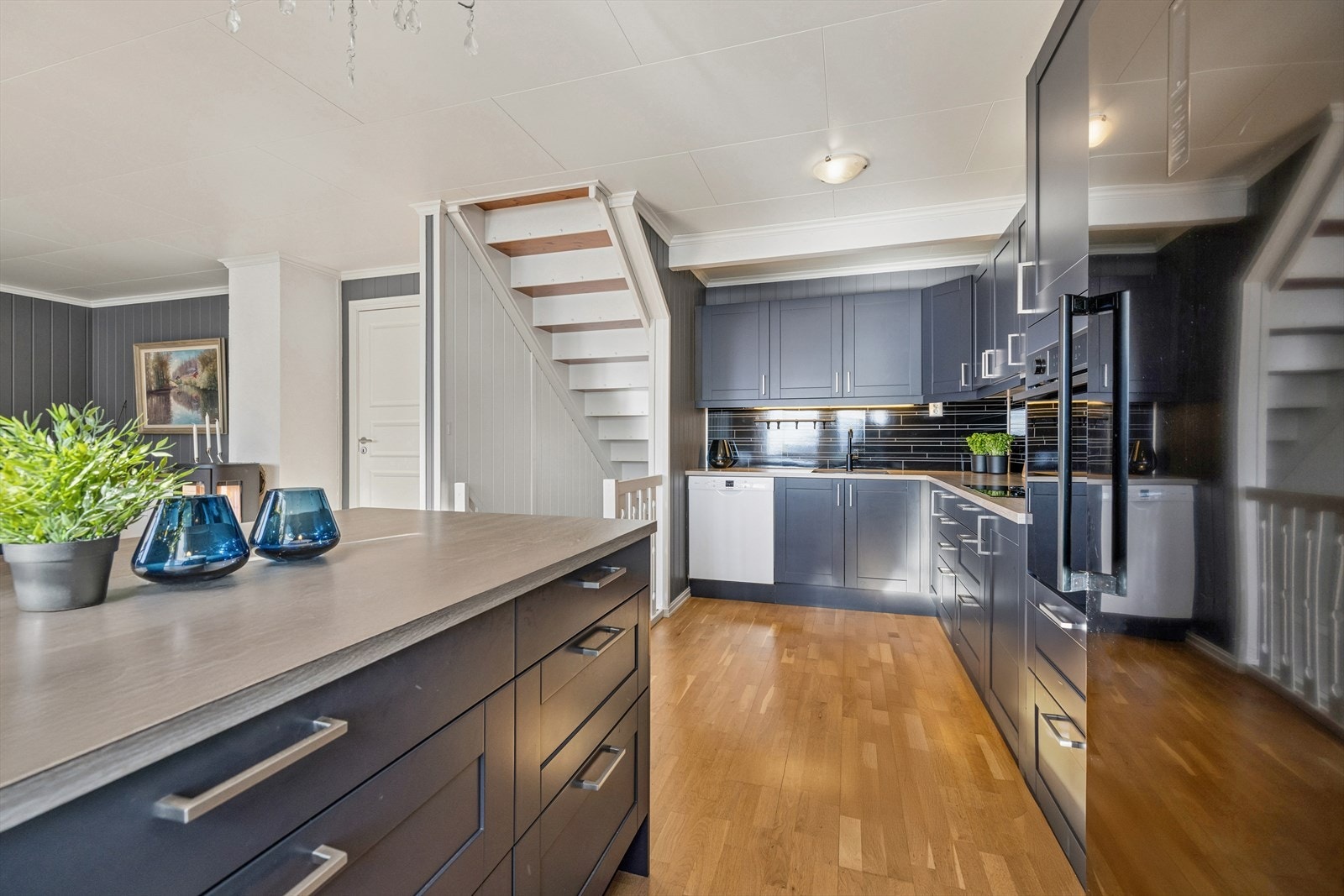 Kjøkkenet ligger i åpen løsning mot stuen og byr dermed på en sosial og moderne romløsning. Galleribilde