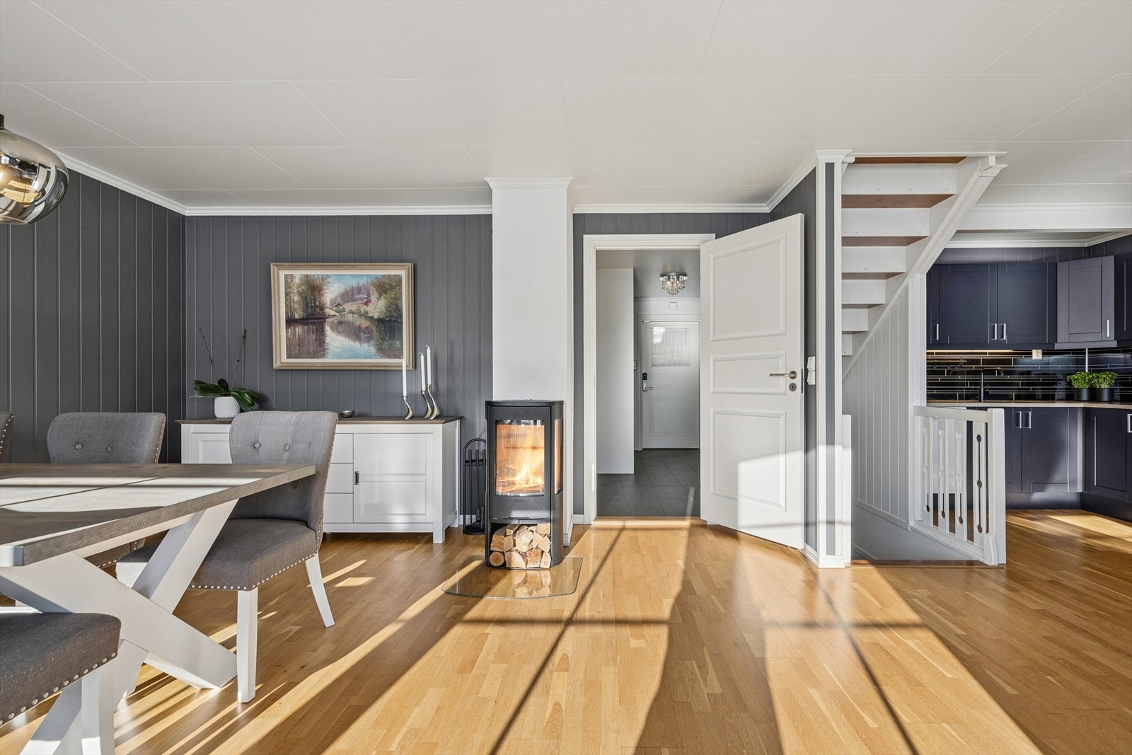 Det er montert et iøynefallende ildsted som skaper en lun og behagelig stemning, samt en varmepumpe som gir sikker og effektiv oppvarming av rommet. Galleribilde