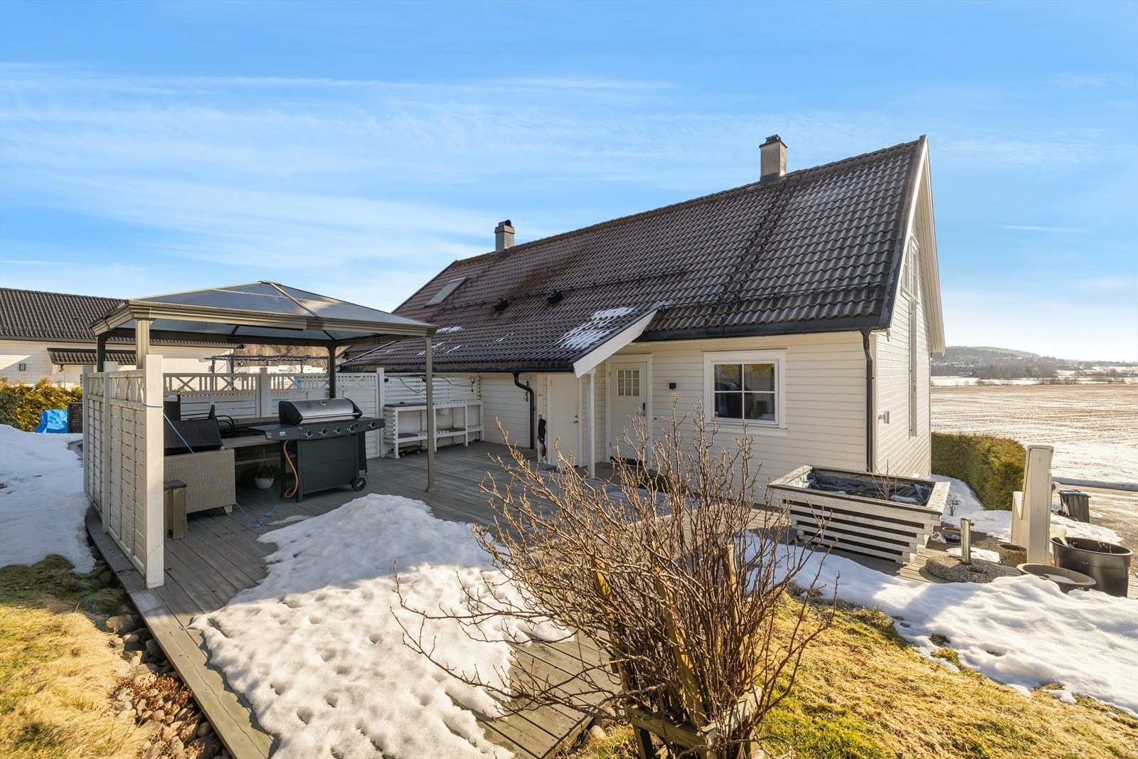 Uteområdet har rikelig med plass til utemøbler. Galleribilde